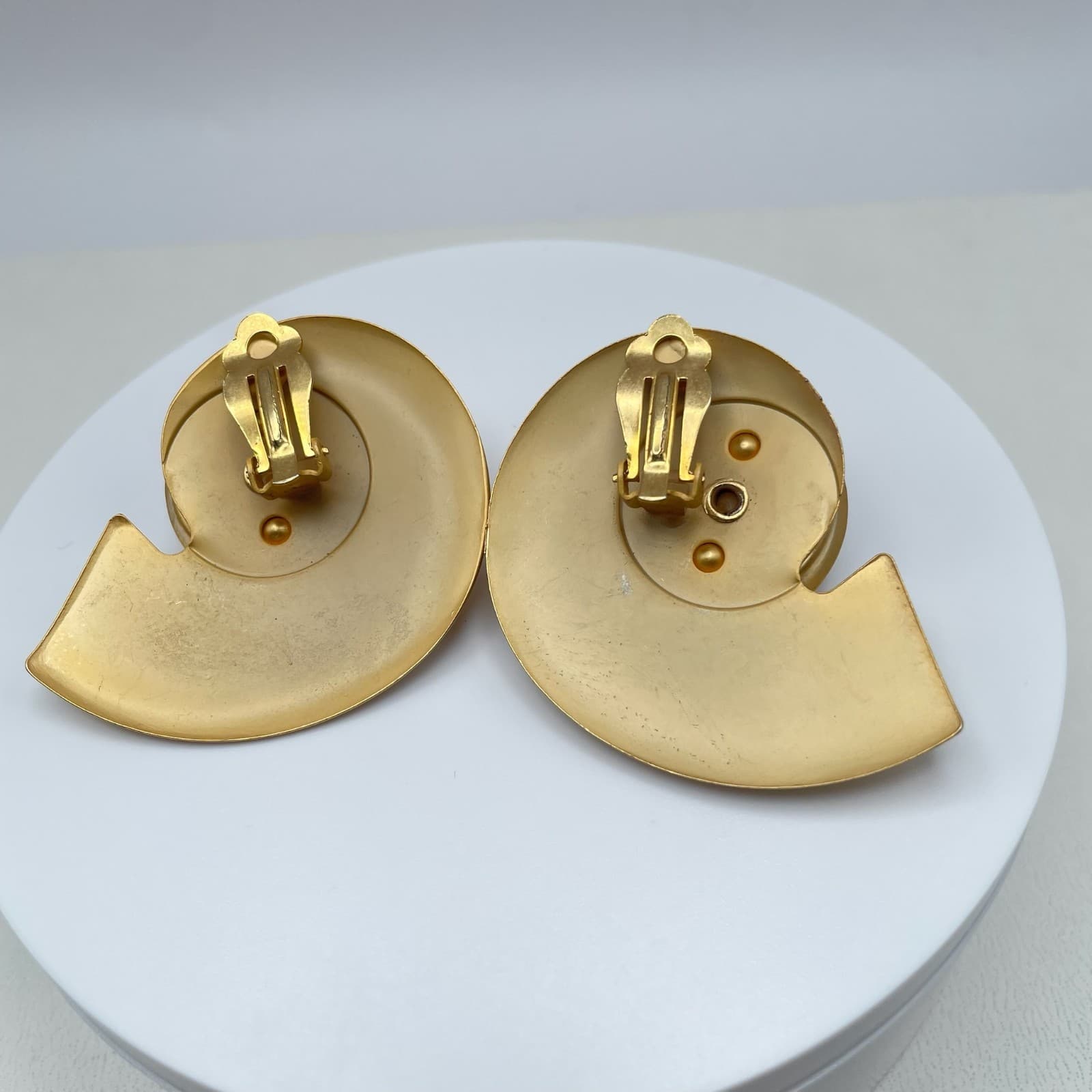 Vintage 80s Gold Tone Abstract Nautilus Shell Faux Pearl Statement Earrings - Thumbnail 4