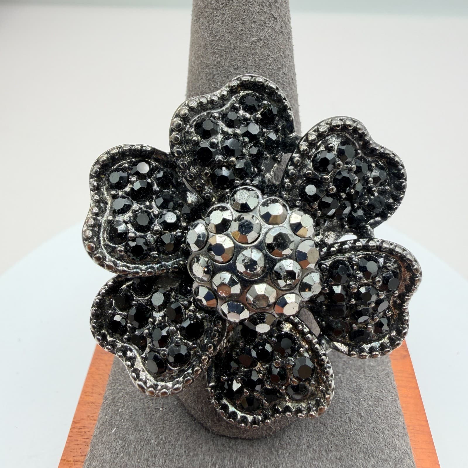 Vintage Y2K Silver Tone Black Rhinestones Floral Statement Ring Women's Jewelry - Thumbnail 2