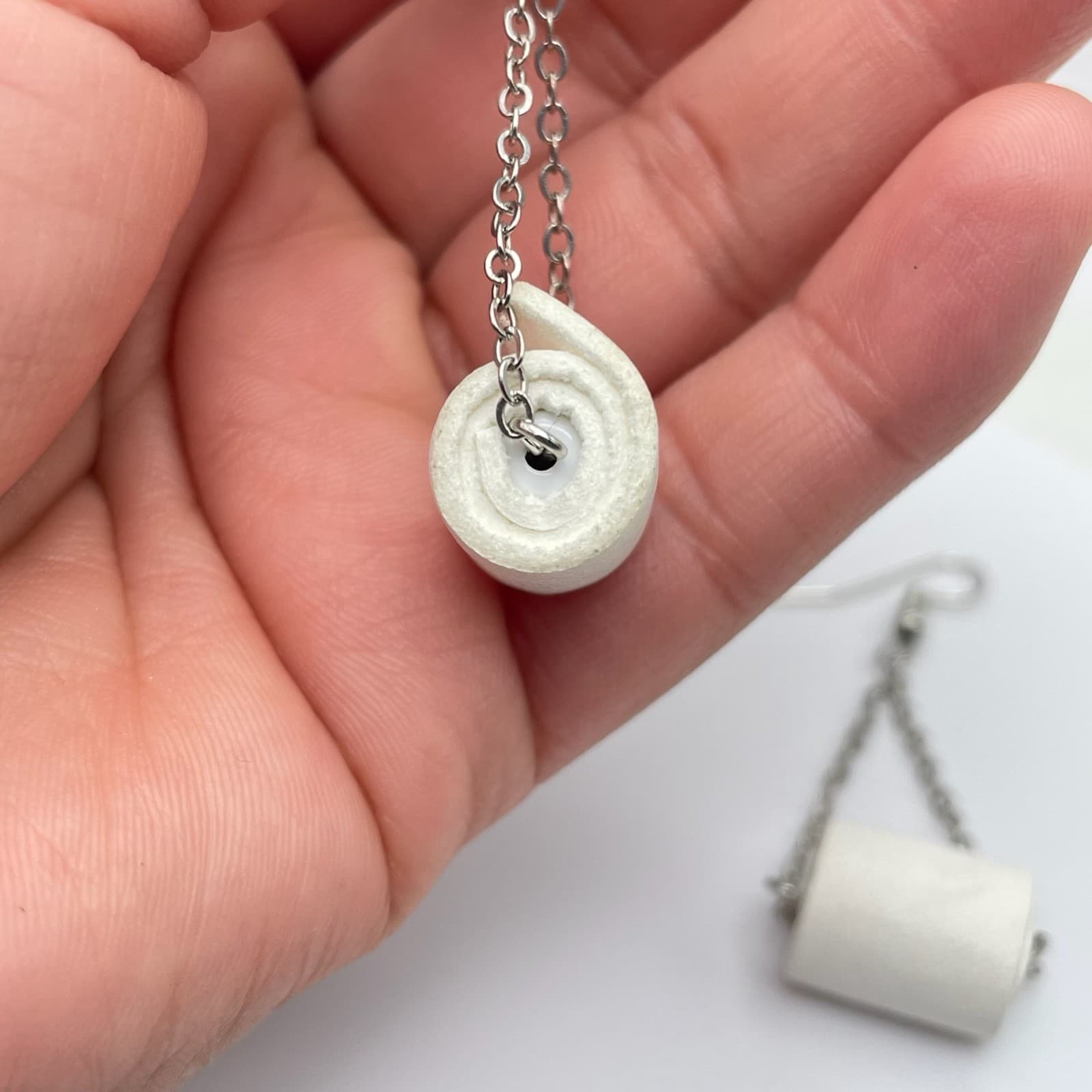 Vintage 90s Toilet Paper Roll Dangle Earrings Silver Tone Funny Kitsch Novelty - Thumbnail 8