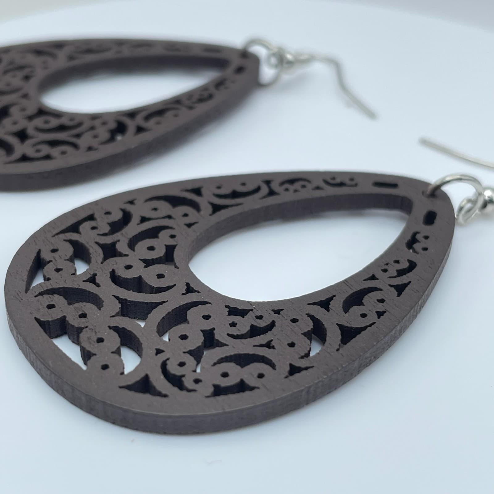 Vintage 90s Brown Wood Filigree Teardrop Dangle Earrings Boho Hippie Fashion - Thumbnail 4
