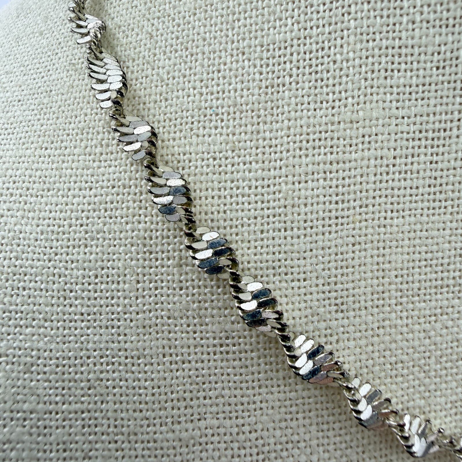 Vintage 90s Silver Tone Twisted Herringbone Chain Women's Fashion Jewelry - Thumbnail 5