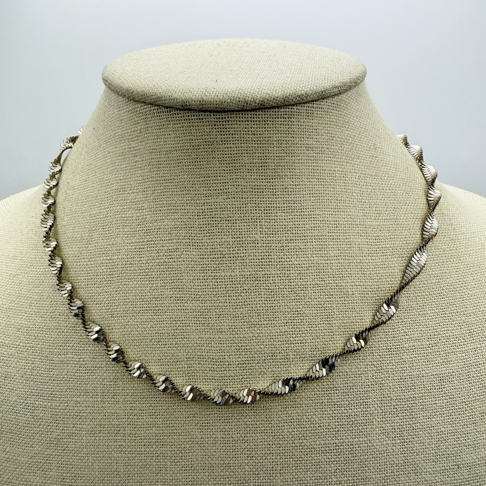 Vintage 90s Silver Tone Twisted Herringbone Chain Women's Fashion Jewelry - Thumbnail 4