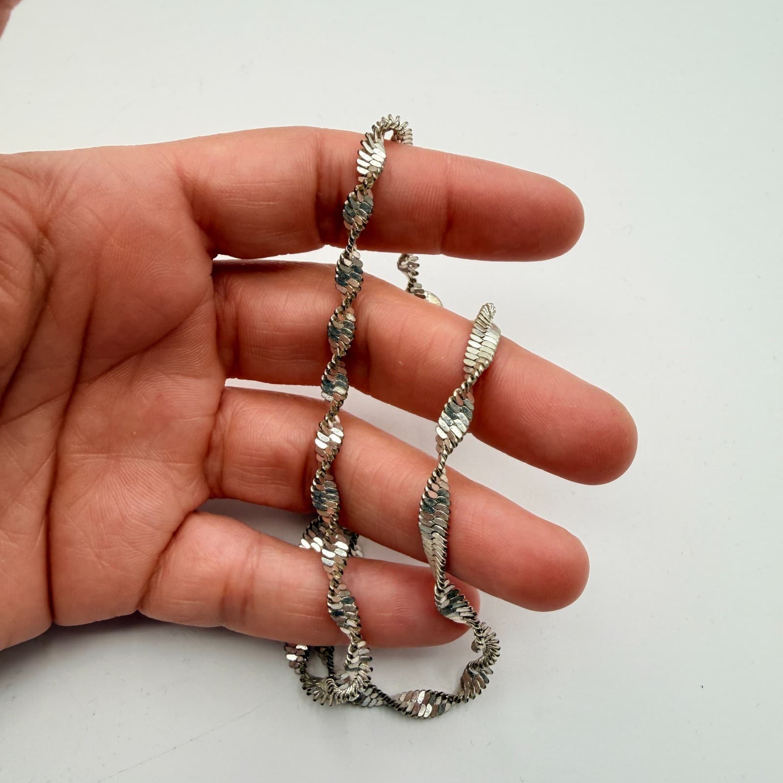 Vintage 90s Silver Tone Twisted Herringbone Chain Women's Fashion Jewelry - Thumbnail 9