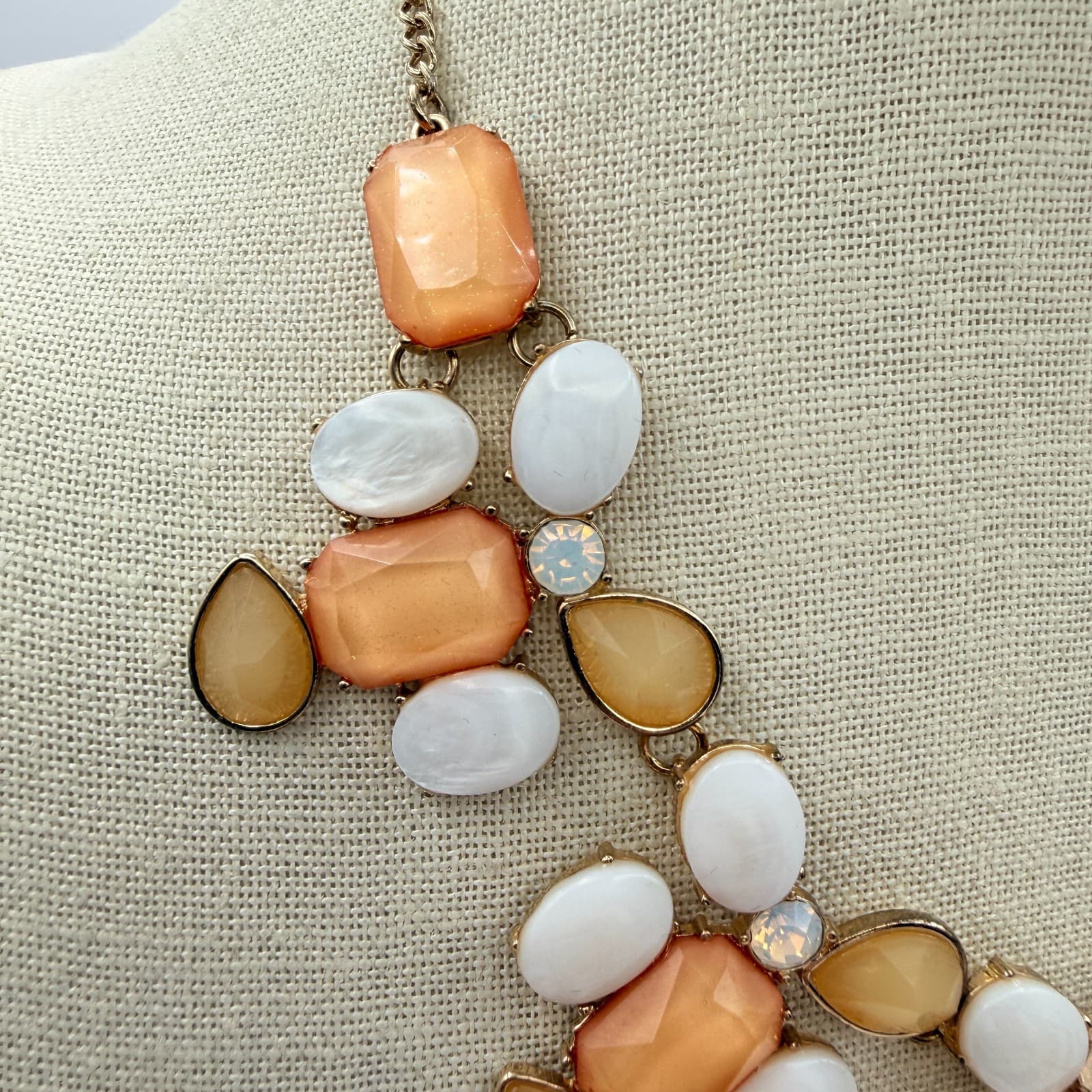 Vintage 90s Bib Necklace Peach White Glass Statement Women's Classic Jewelry - Thumbnail 7