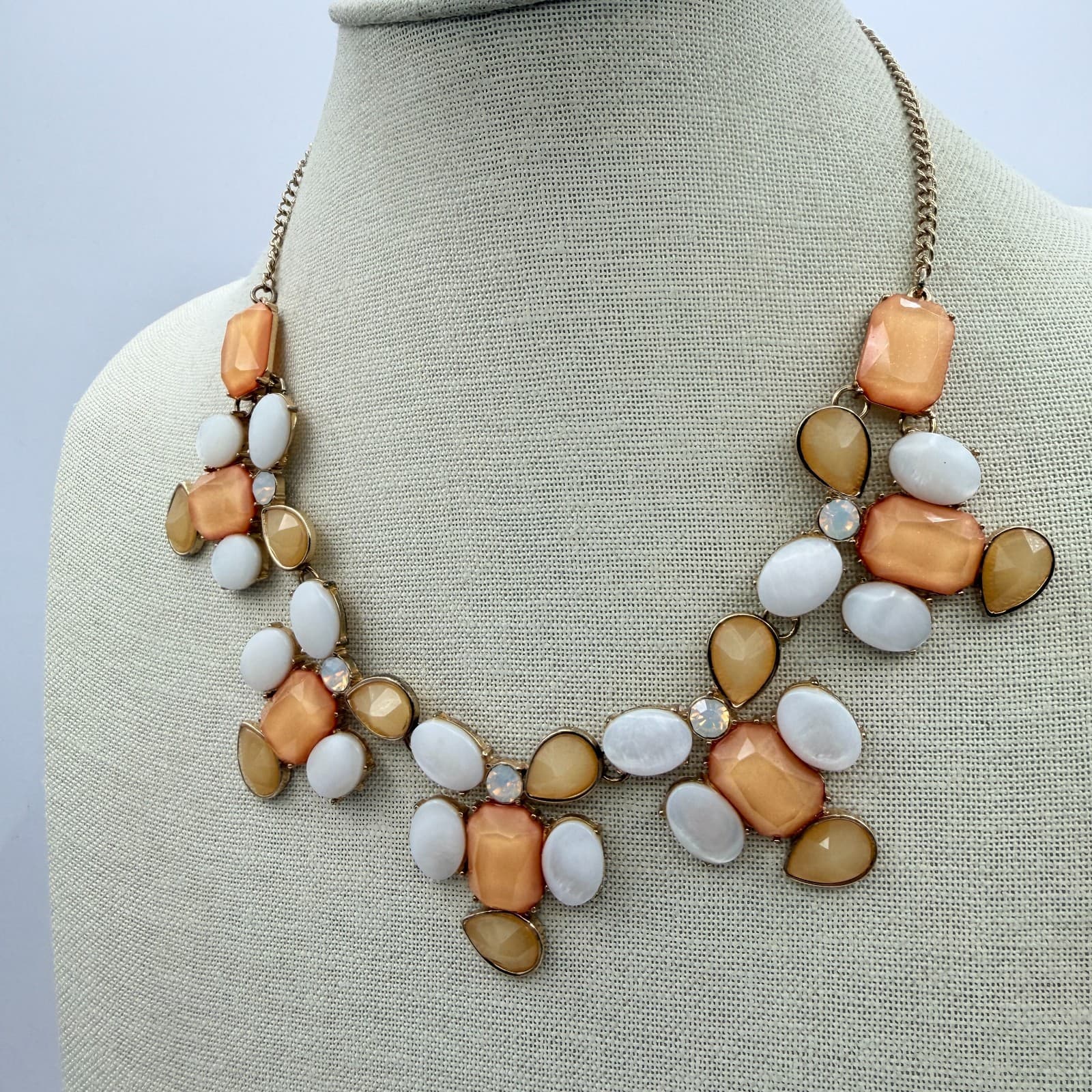 Vintage 90s Bib Necklace Peach White Glass Statement Women's Classic Jewelry - Thumbnail 3