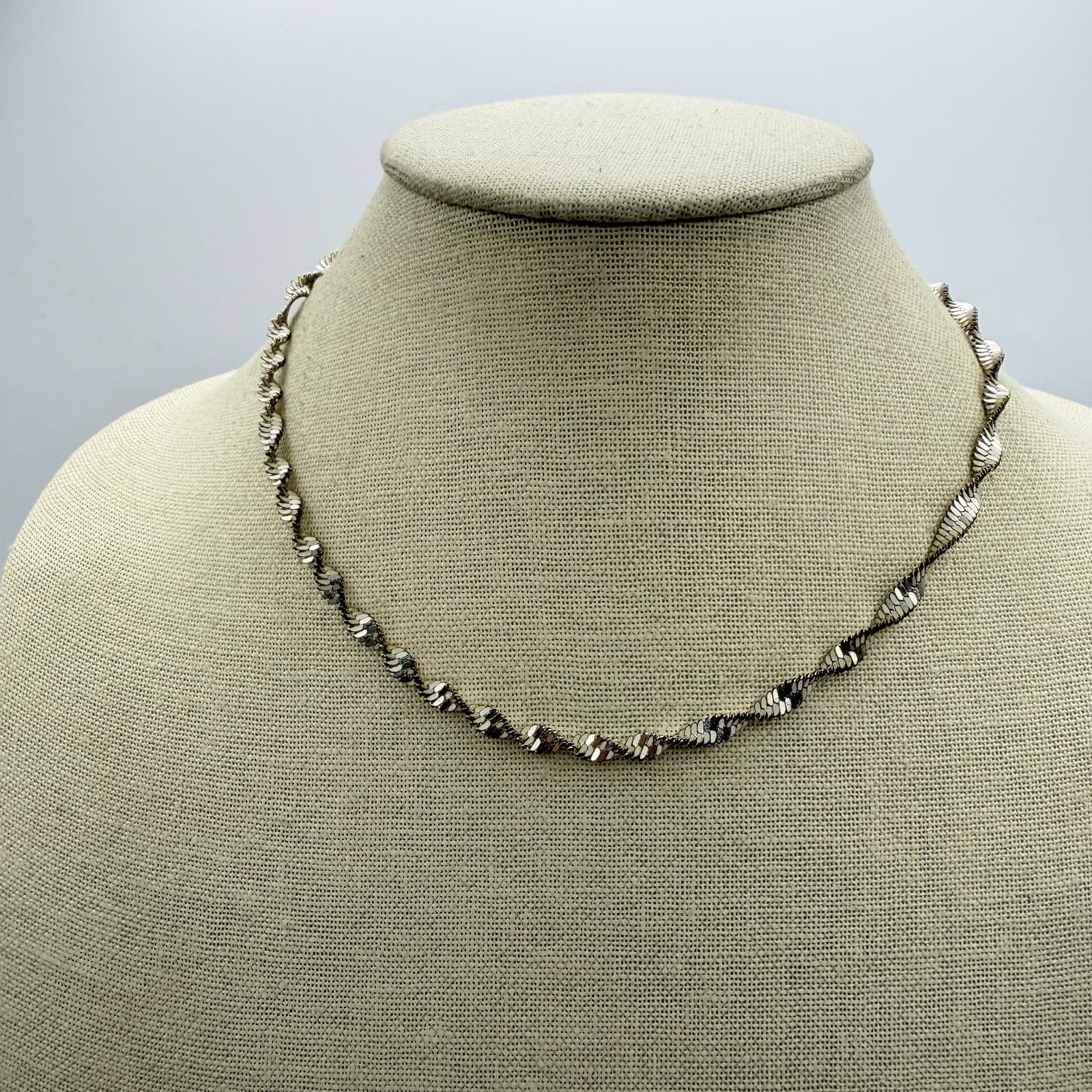 Vintage 90s Silver Tone Twisted Herringbone Chain Women's Fashion Jewelry - Thumbnail 3