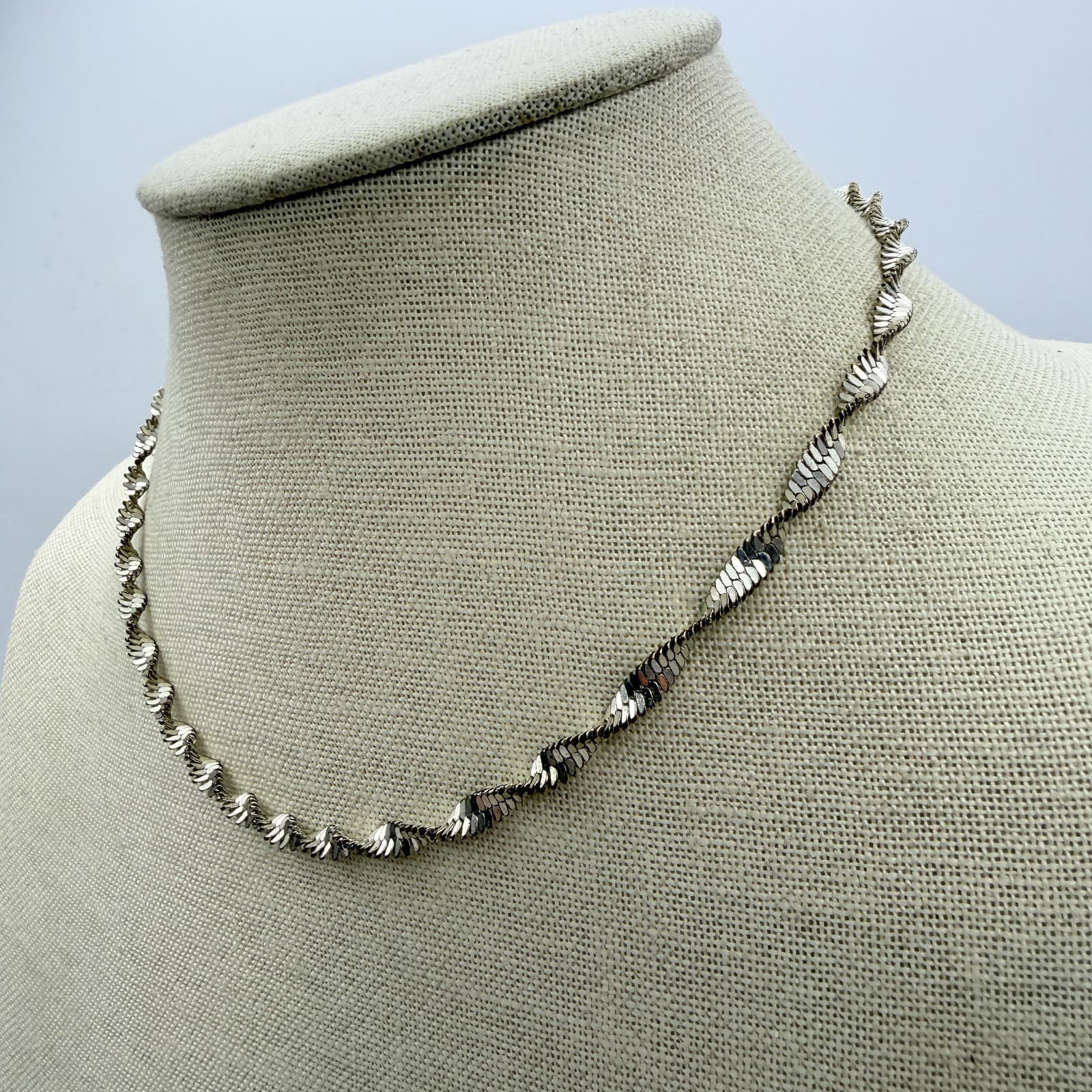 Vintage 90s Silver Tone Twisted Herringbone Chain Women's Fashion Jewelry - Thumbnail 2
