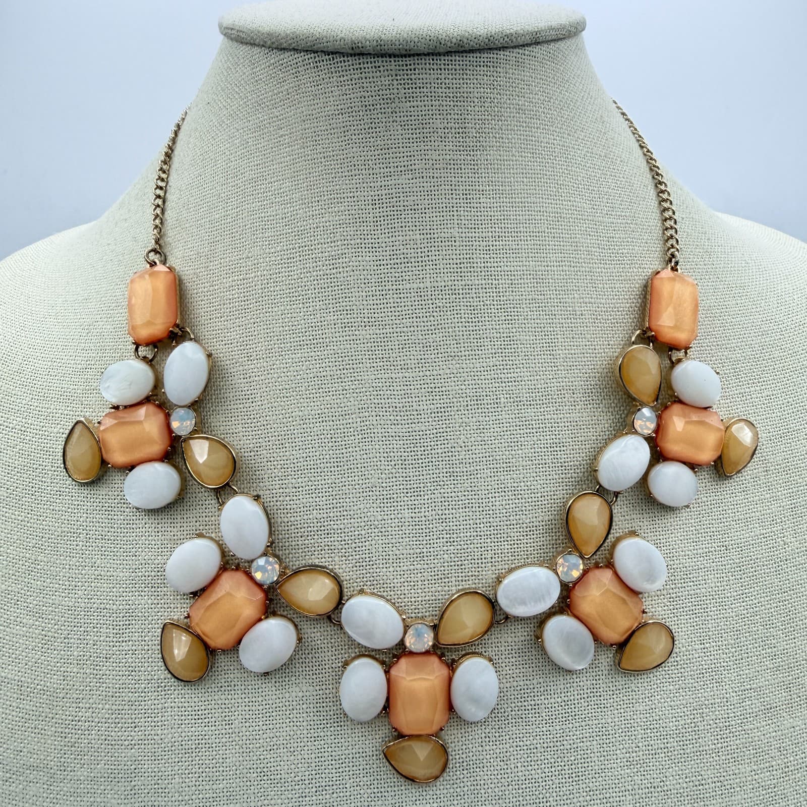 Vintage 90s Bib Necklace Peach White Glass Statement Women's Classic Jewelry - Thumbnail 2