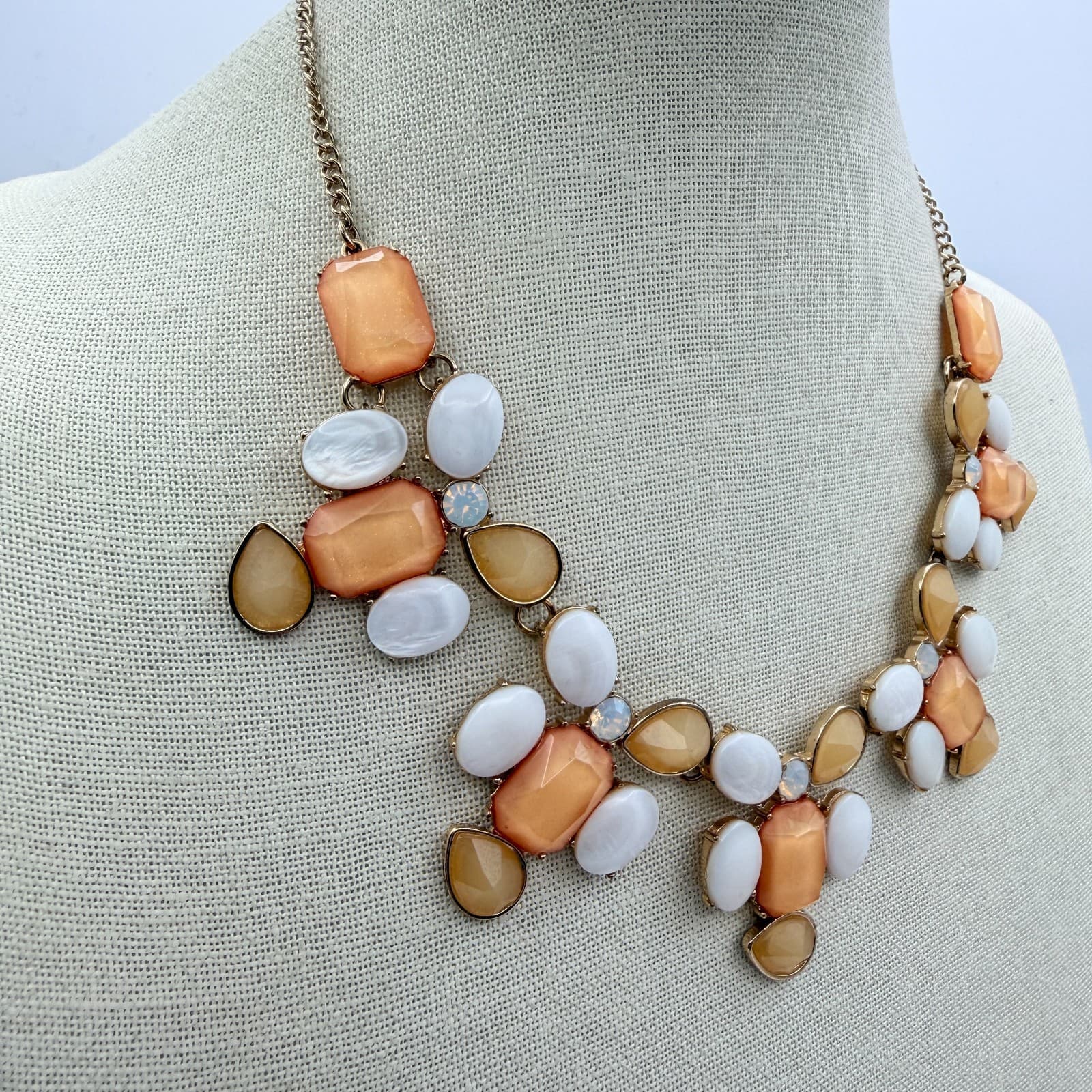 Vintage 90s Bib Necklace Peach White Glass Statement Women's Classic Jewelry - Thumbnail 4