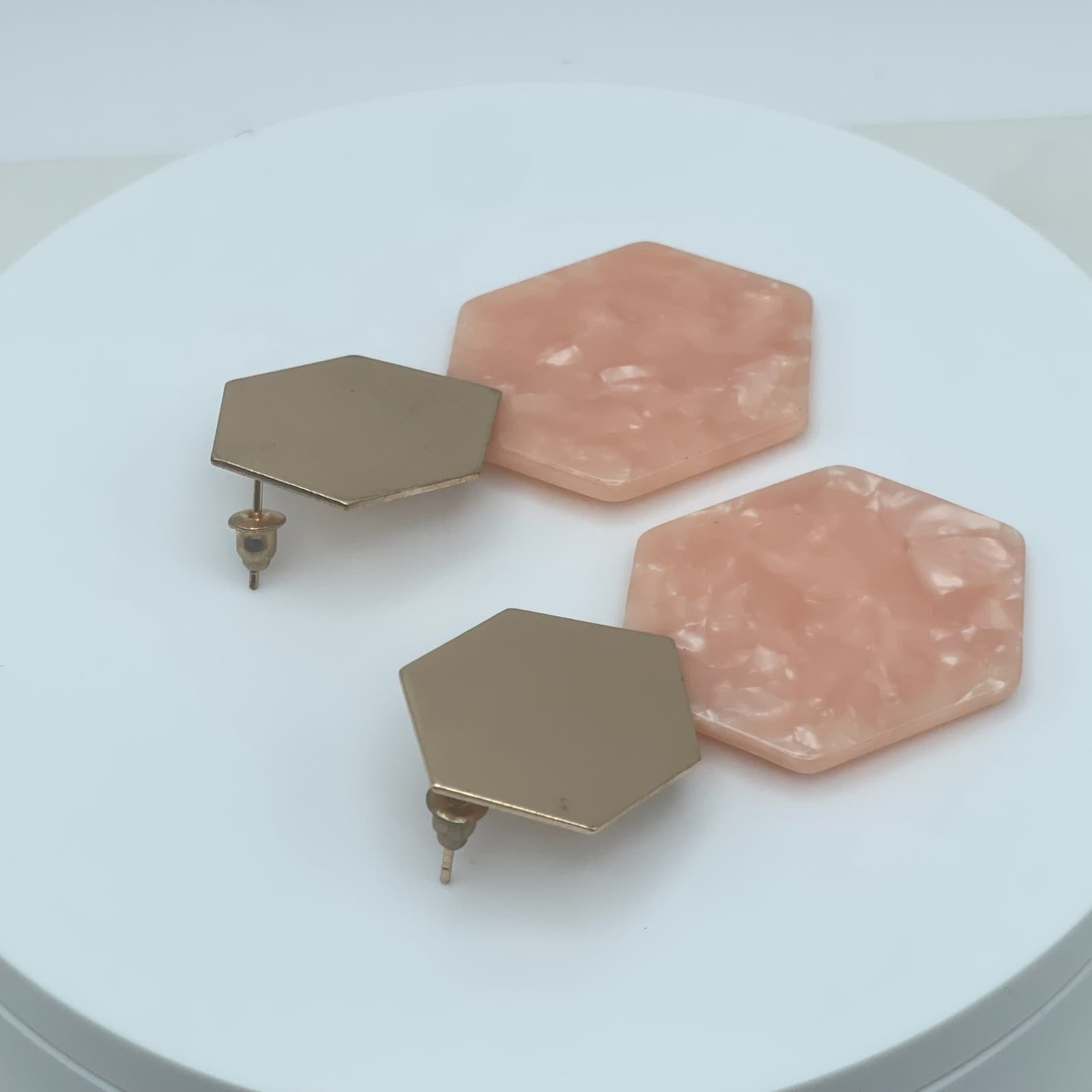 Vintage 90s Gold Tone Geometric Hexagon Drop Earrings Peach Marbled Resin - Thumbnail 6