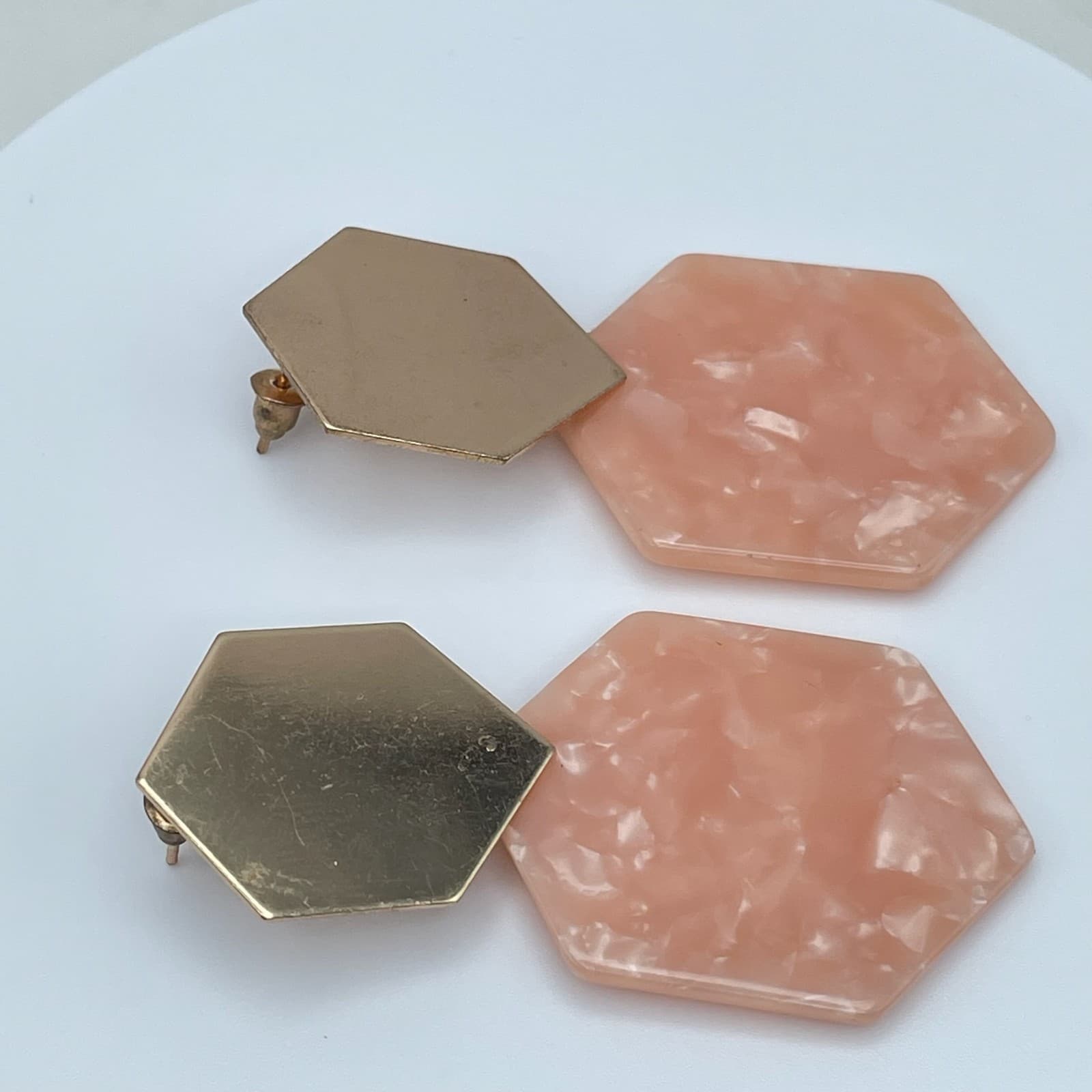Vintage 90s Gold Tone Geometric Hexagon Drop Earrings Peach Marbled Resin - Thumbnail 4