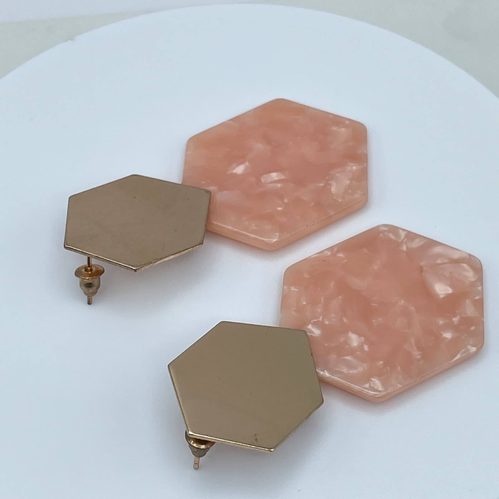 Vintage 90s Gold Tone Geometric Hexagon Drop Earrings Peach Marbled Resin - Thumbnail 5