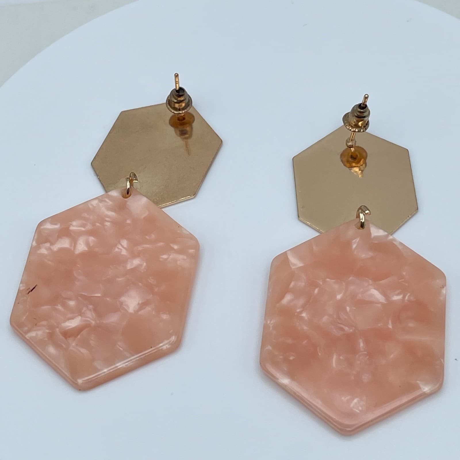 Vintage 90s Gold Tone Geometric Hexagon Drop Earrings Peach Marbled Resin - Thumbnail 2