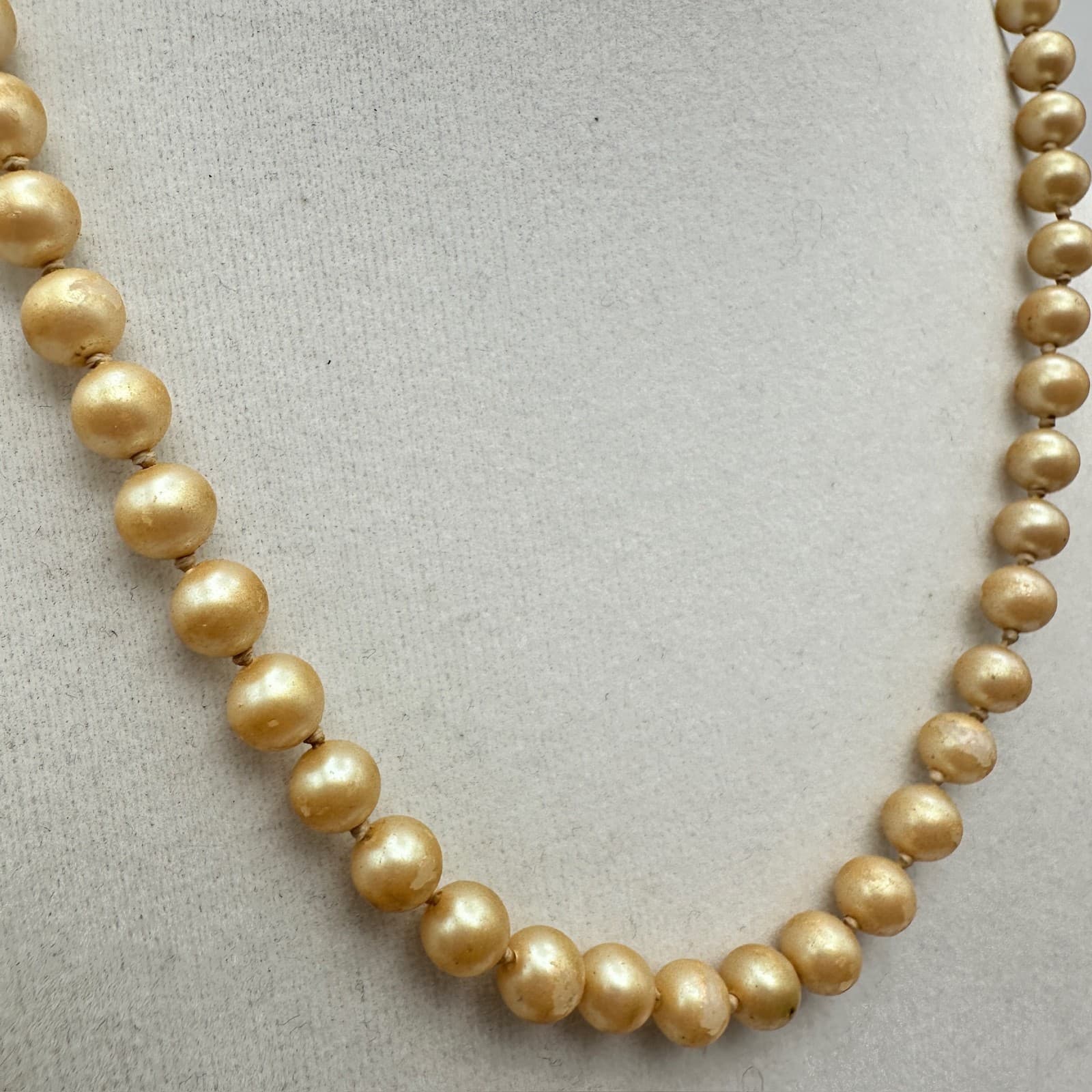 Vintage 50s 60s Knotted Faux Pearl Necklace Champagne Gold Tone Classic Jewelry - Thumbnail 3