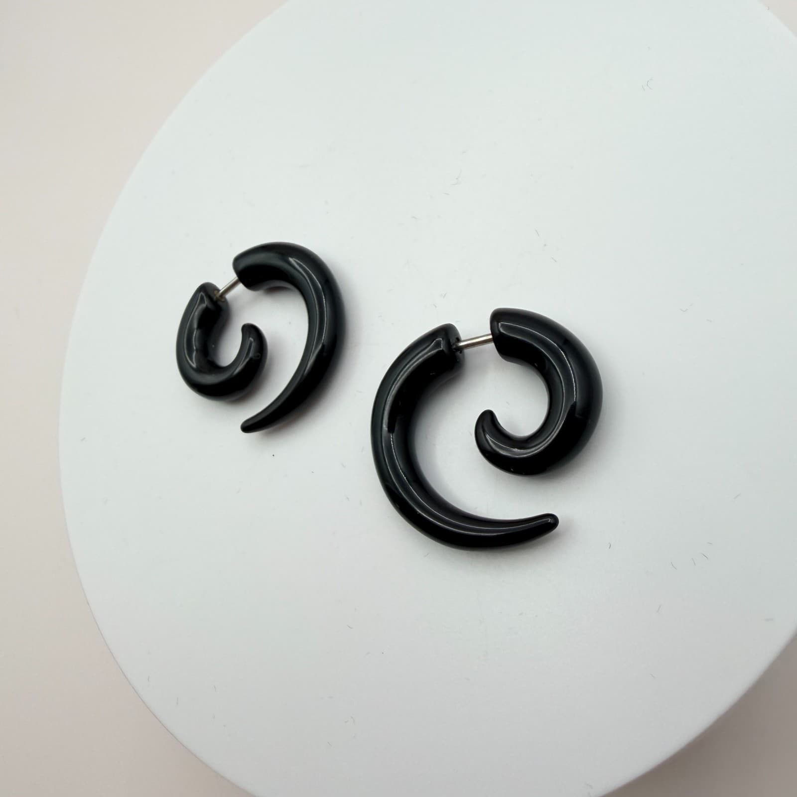Vintage 90s Black Spiral Taper Hoop Earrings Faux Gauge Swirl Goth Boho Jewelry - Thumbnail 5