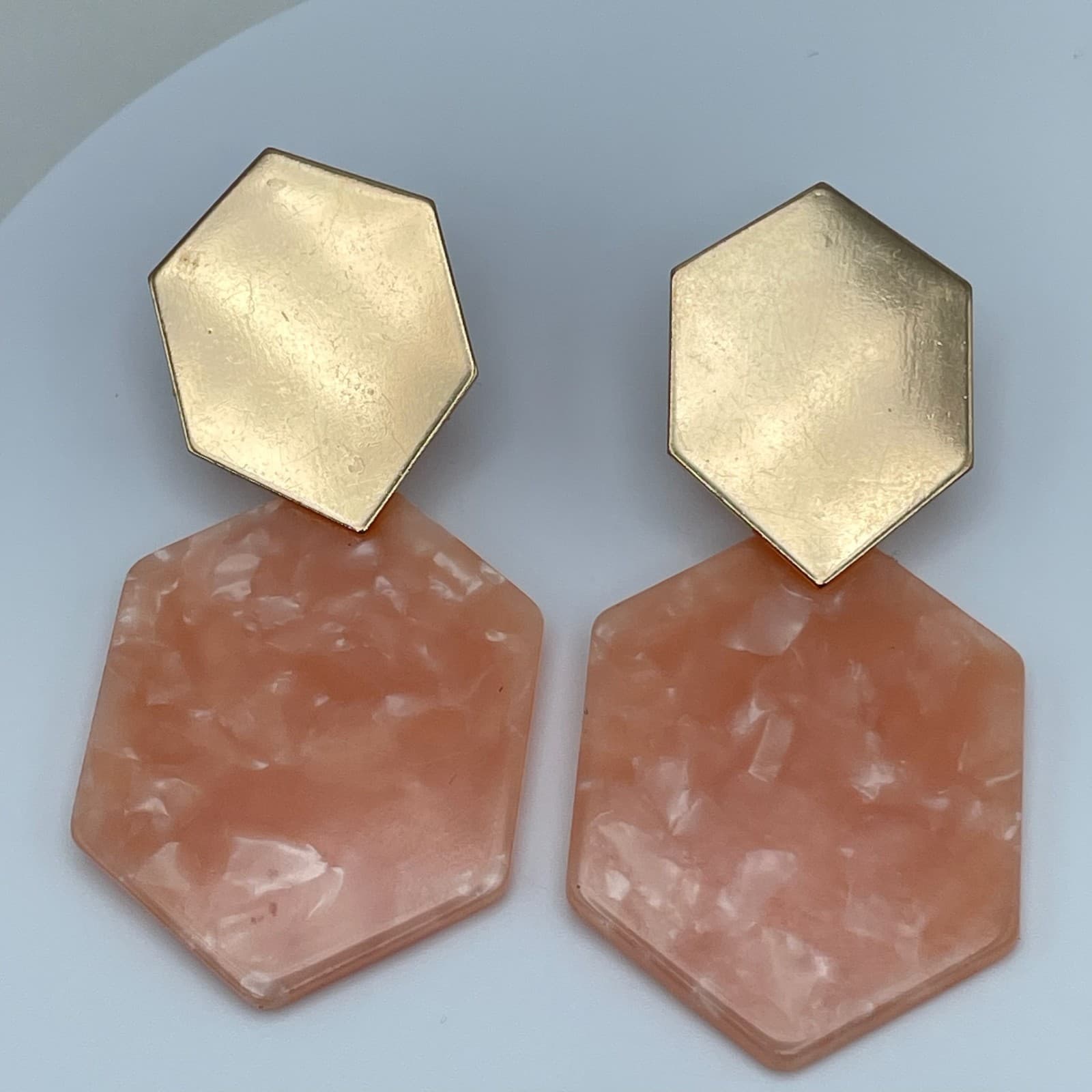Vintage 90s Gold Tone Geometric Hexagon Drop Earrings Peach Marbled Resin - Thumbnail 3