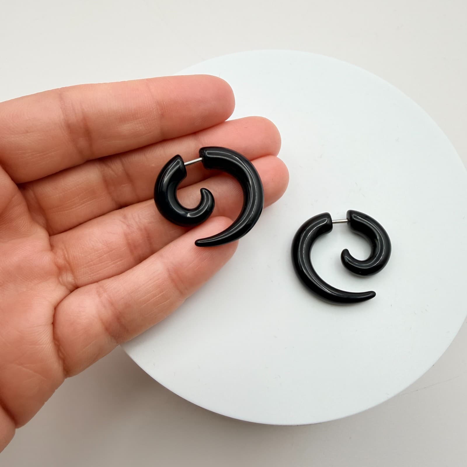 Vintage 90s Black Spiral Taper Hoop Earrings Faux Gauge Swirl Goth Boho Jewelry - Thumbnail 7
