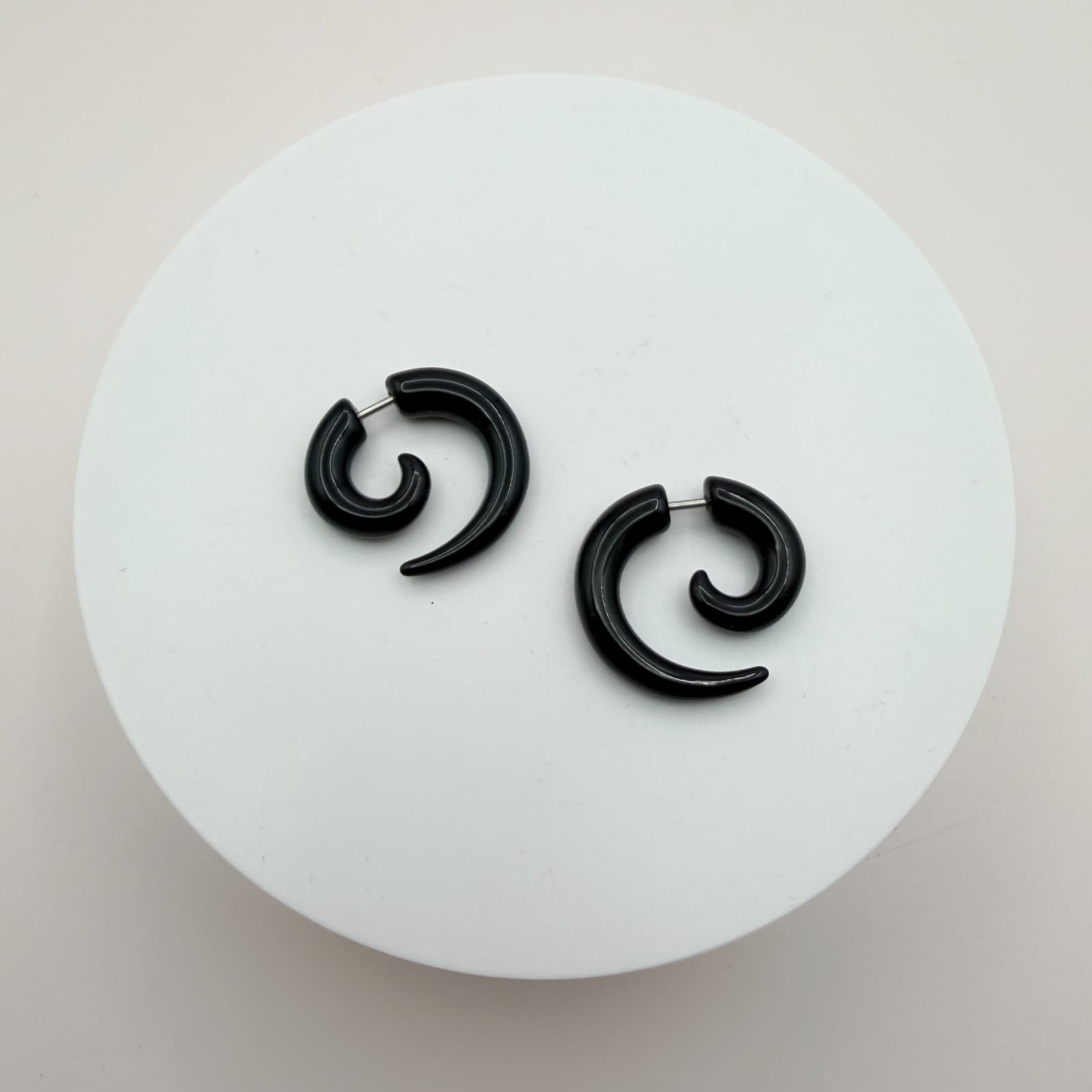 Vintage 90s Black Spiral Taper Hoop Earrings Faux Gauge Swirl Goth Boho Jewelry - Thumbnail 6