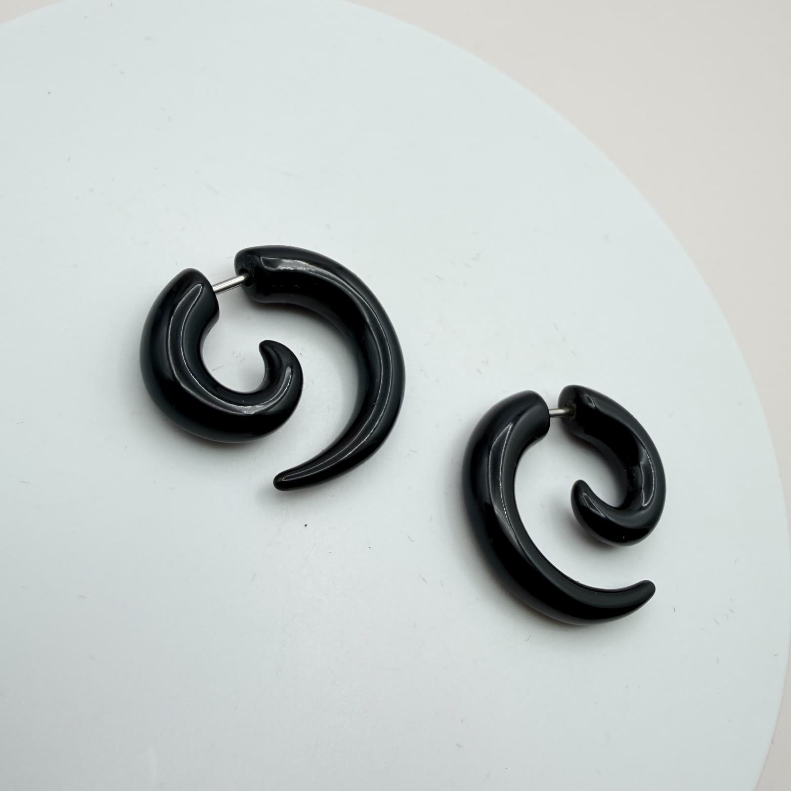 Vintage 90s Black Spiral Taper Hoop Earrings Faux Gauge Swirl Goth Boho Jewelry - Thumbnail 4