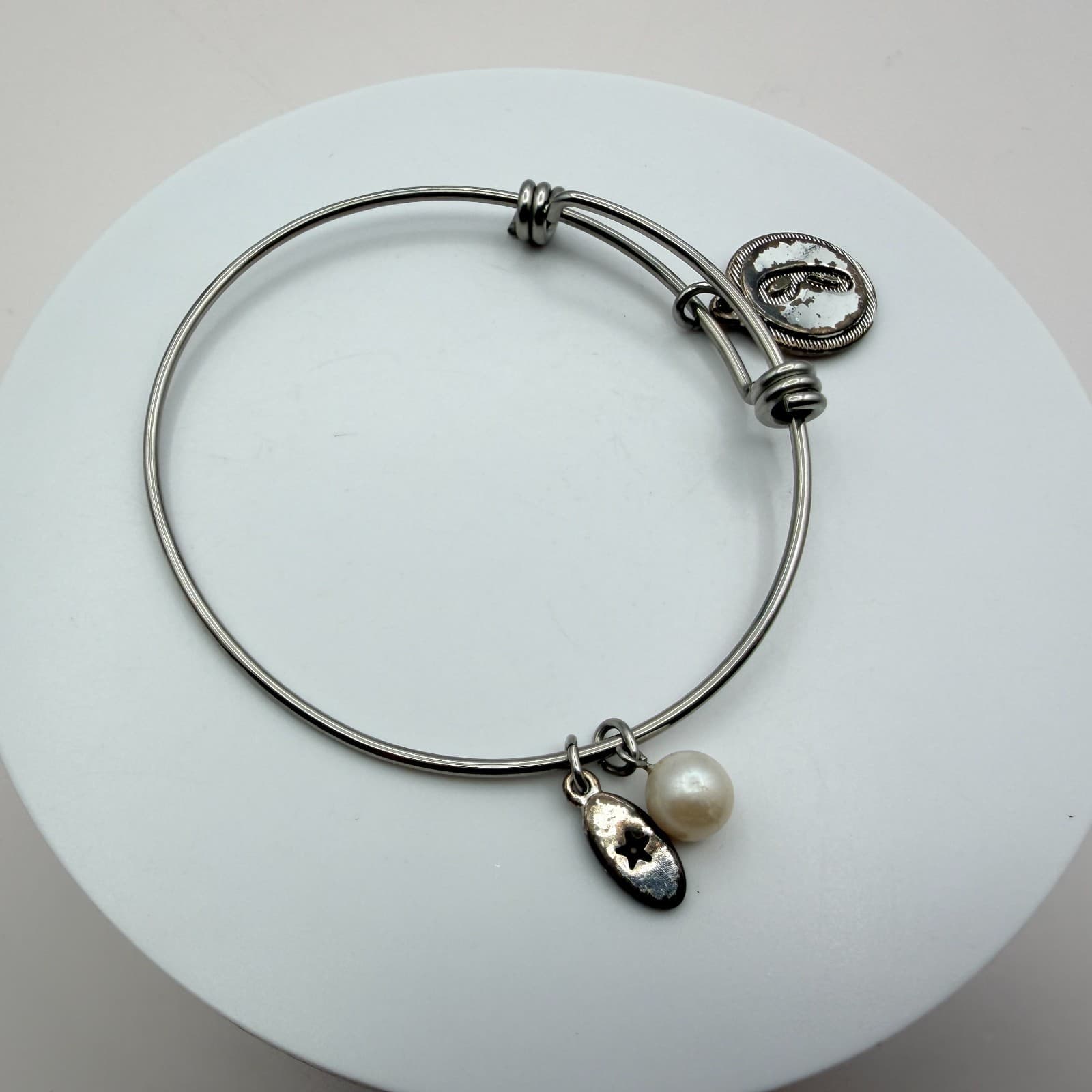 Vintage 90s Silver Tone Bangle Bracelet Pearl Star Textured Coin Charms Jewelry - Thumbnail 7
