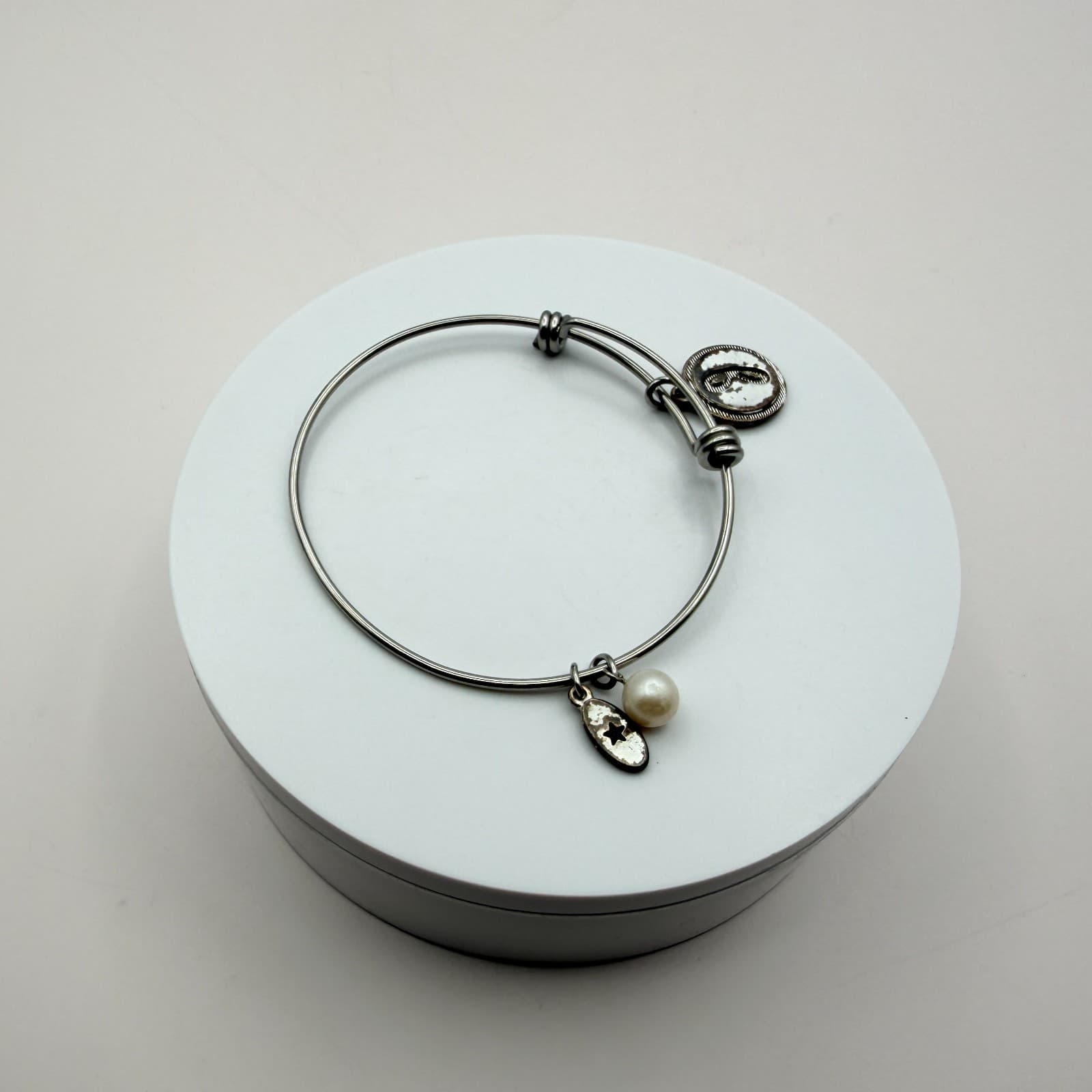 Vintage 90s Silver Tone Bangle Bracelet Pearl Star Textured Coin Charms Jewelry - Thumbnail 5