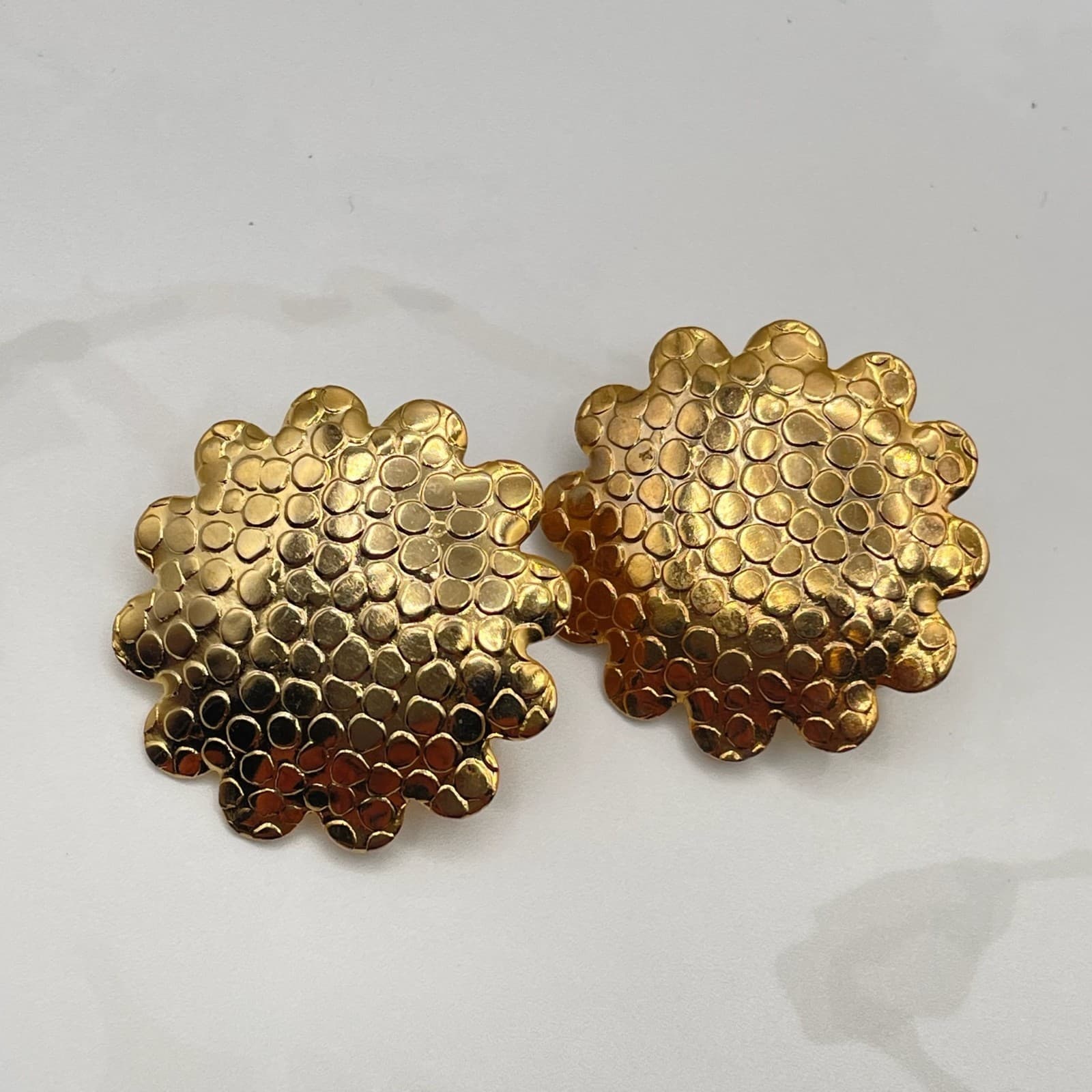 Vintage VTG Gold Tone Stud Earrings Large Flower Bubble Textured Scalloped - Thumbnail 5