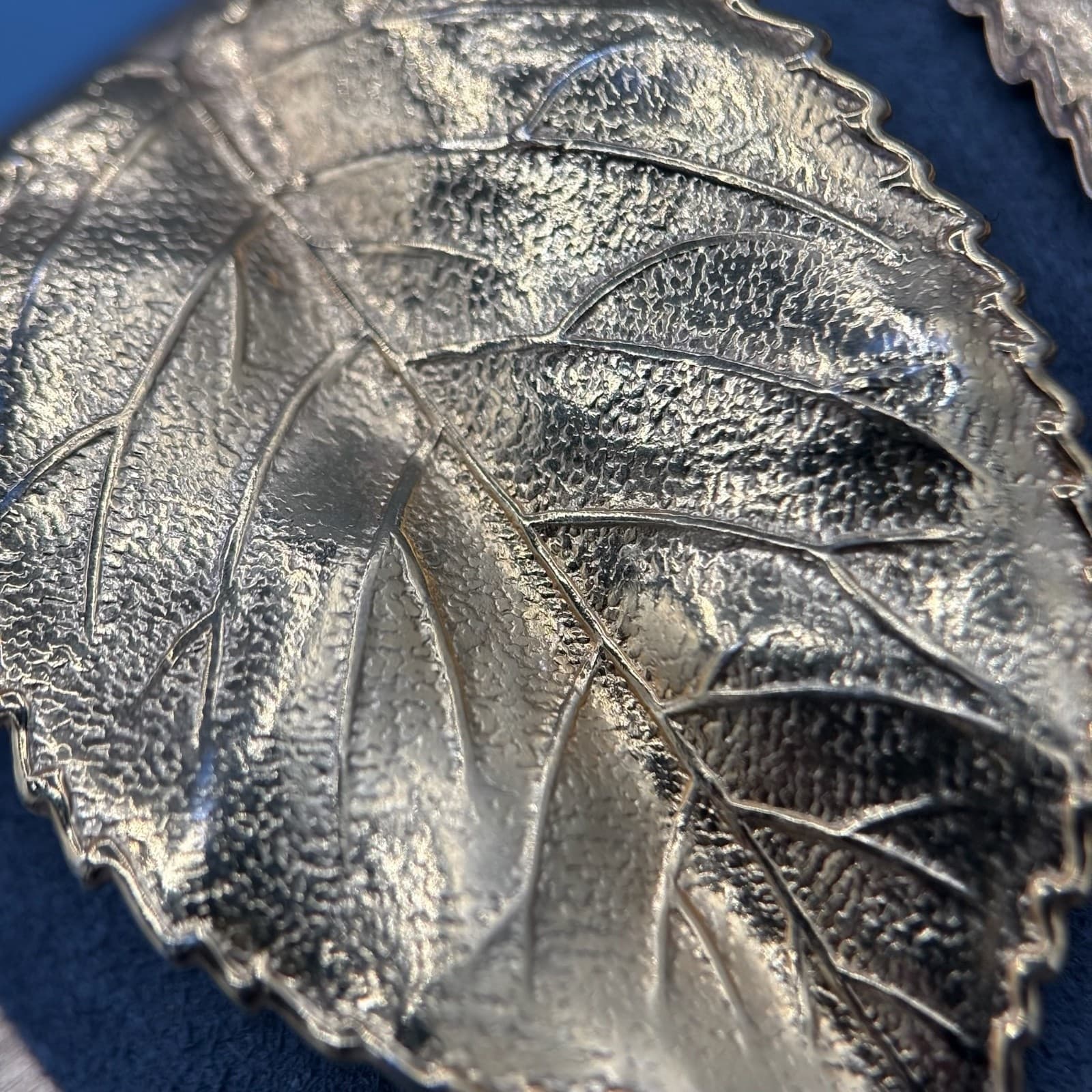 Vintage Gold Tone Textured Leaf Clip On Earrings Statement Jewelry Chunky Y2K - Thumbnail 3