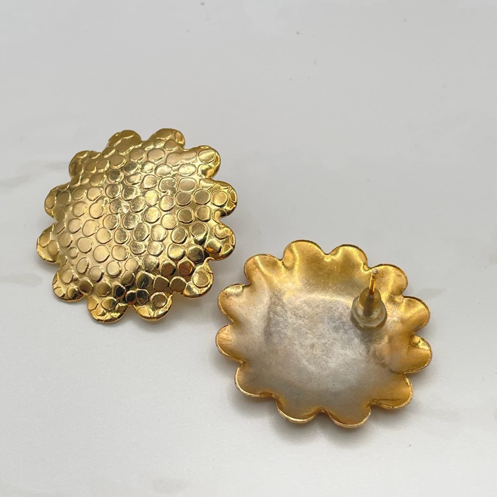 Vintage VTG Gold Tone Stud Earrings Large Flower Bubble Textured Scalloped - Thumbnail 9