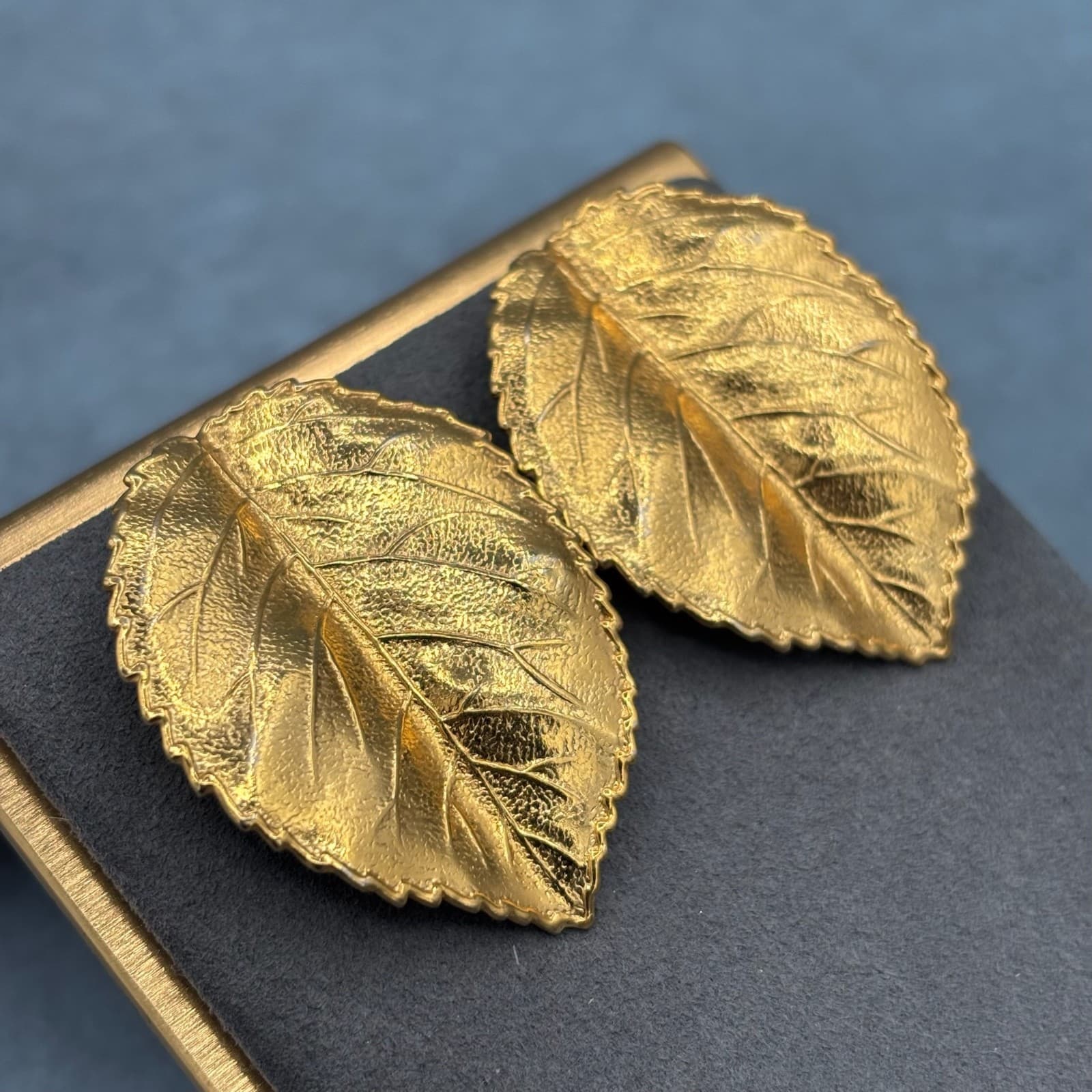 Vintage Gold Tone Textured Leaf Clip On Earrings Statement Jewelry Chunky Y2K - Image 1