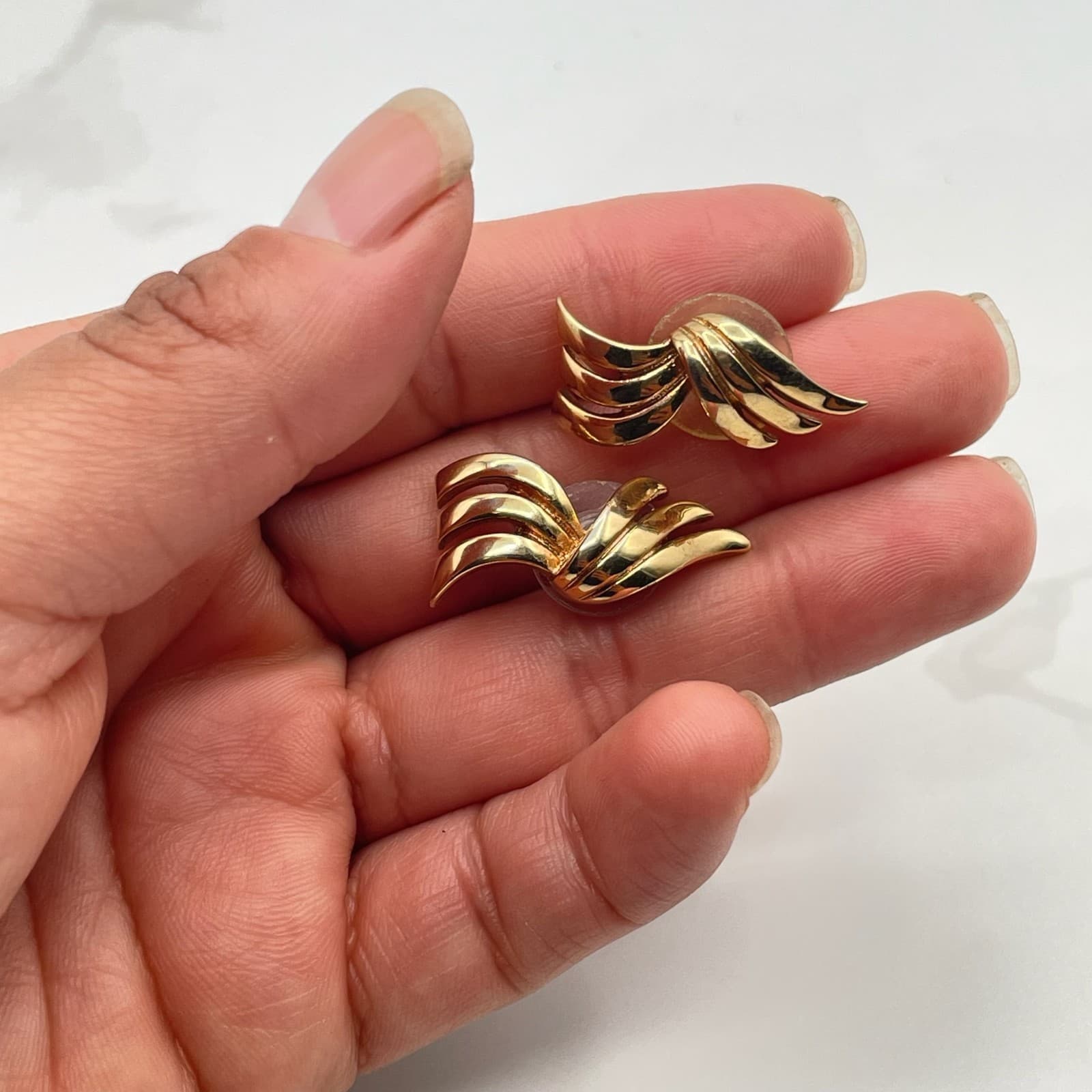 Vintage VTG Gold Tone Sweeping Ribbon Earrings Abstract Wave Modernist Statement - Thumbnail 8