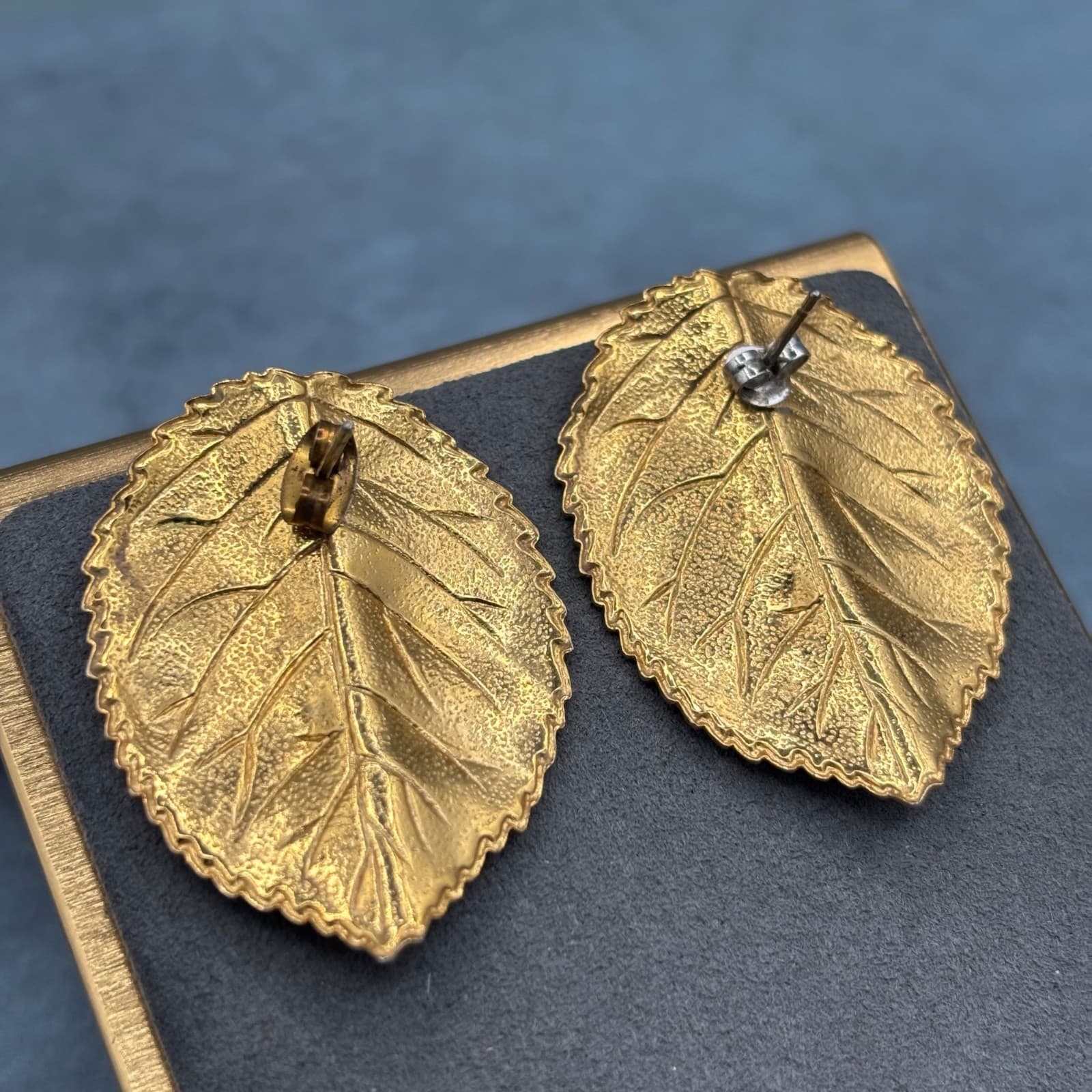 Vintage Gold Tone Textured Leaf Clip On Earrings Statement Jewelry Chunky Y2K - Thumbnail 2