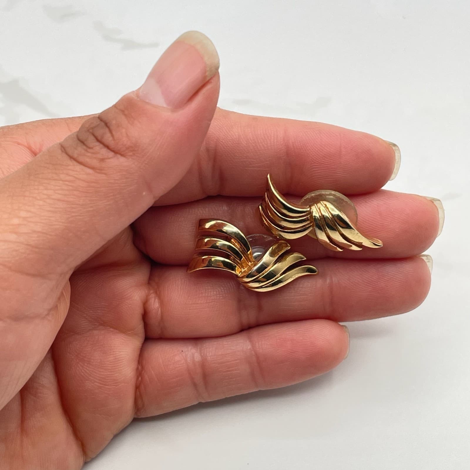Vintage VTG Gold Tone Sweeping Ribbon Earrings Abstract Wave Modernist Statement - Thumbnail 10