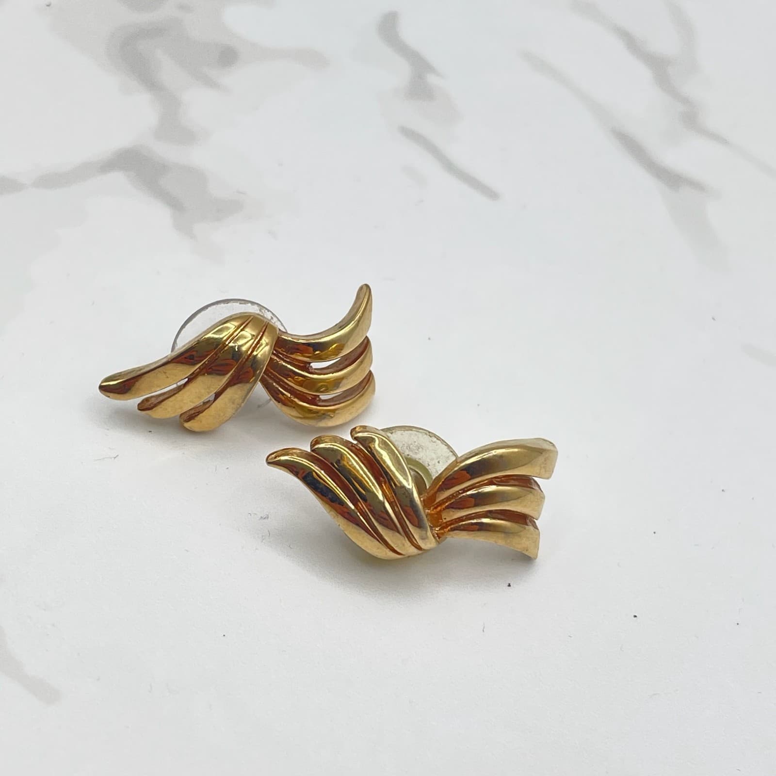 Vintage VTG Gold Tone Sweeping Ribbon Earrings Abstract Wave Modernist Statement - Thumbnail 3