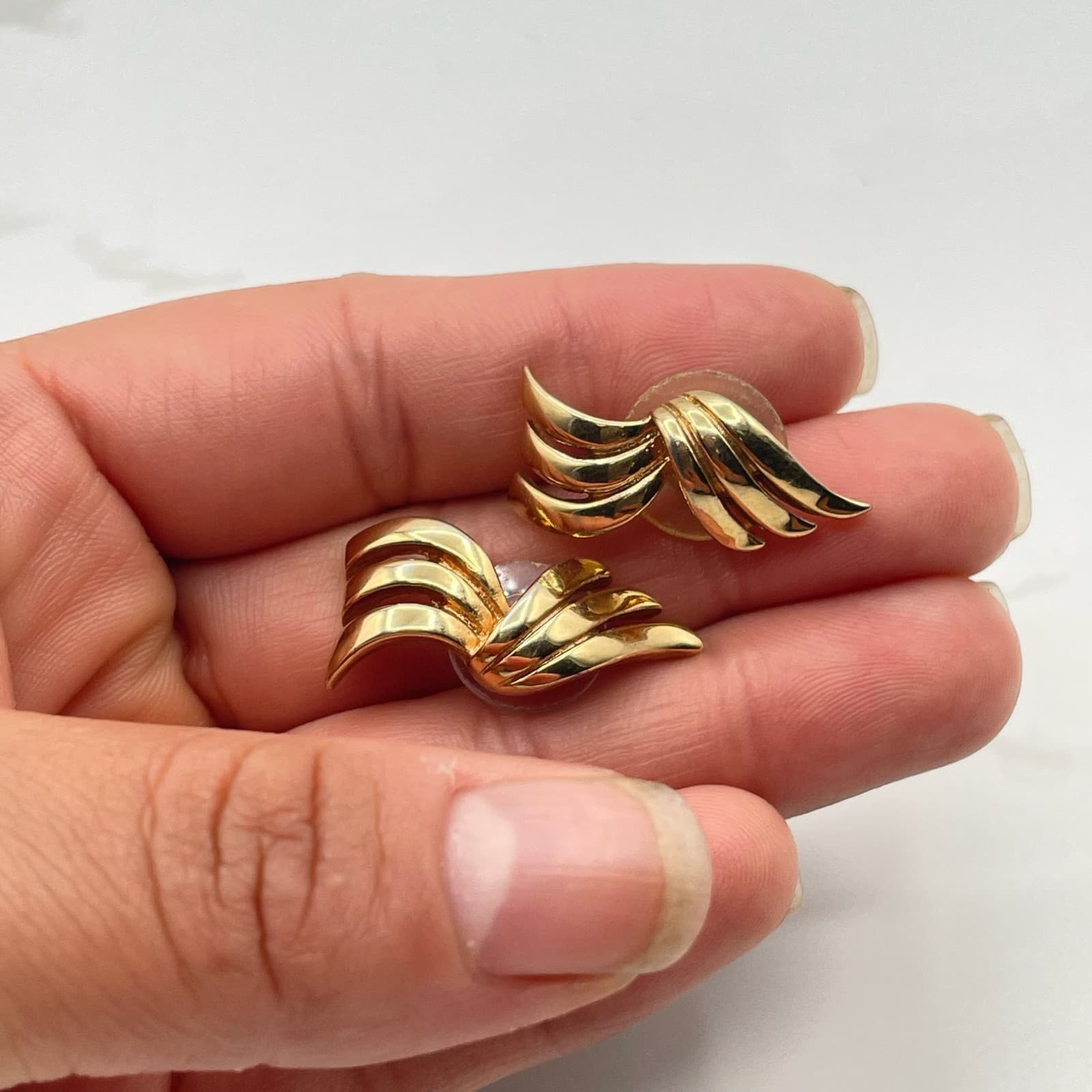 Vintage VTG Gold Tone Sweeping Ribbon Earrings Abstract Wave Modernist Statement - Thumbnail 9