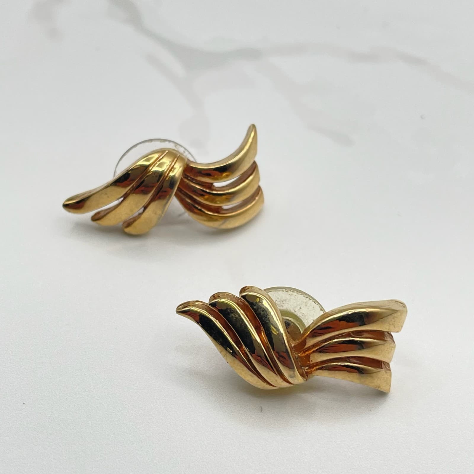 Vintage VTG Gold Tone Sweeping Ribbon Earrings Abstract Wave Modernist Statement - Thumbnail 2