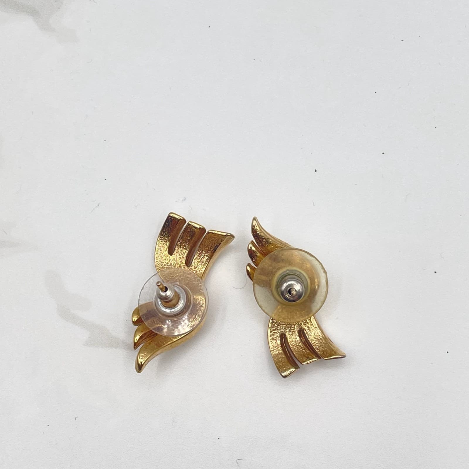 Vintage VTG Gold Tone Sweeping Ribbon Earrings Abstract Wave Modernist Statement - Thumbnail 4