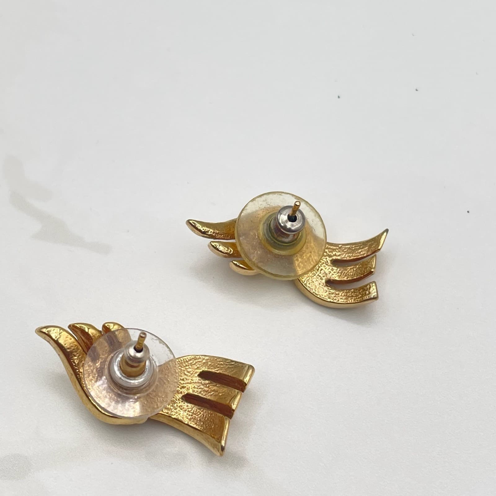 Vintage VTG Gold Tone Sweeping Ribbon Earrings Abstract Wave Modernist Statement - Thumbnail 6