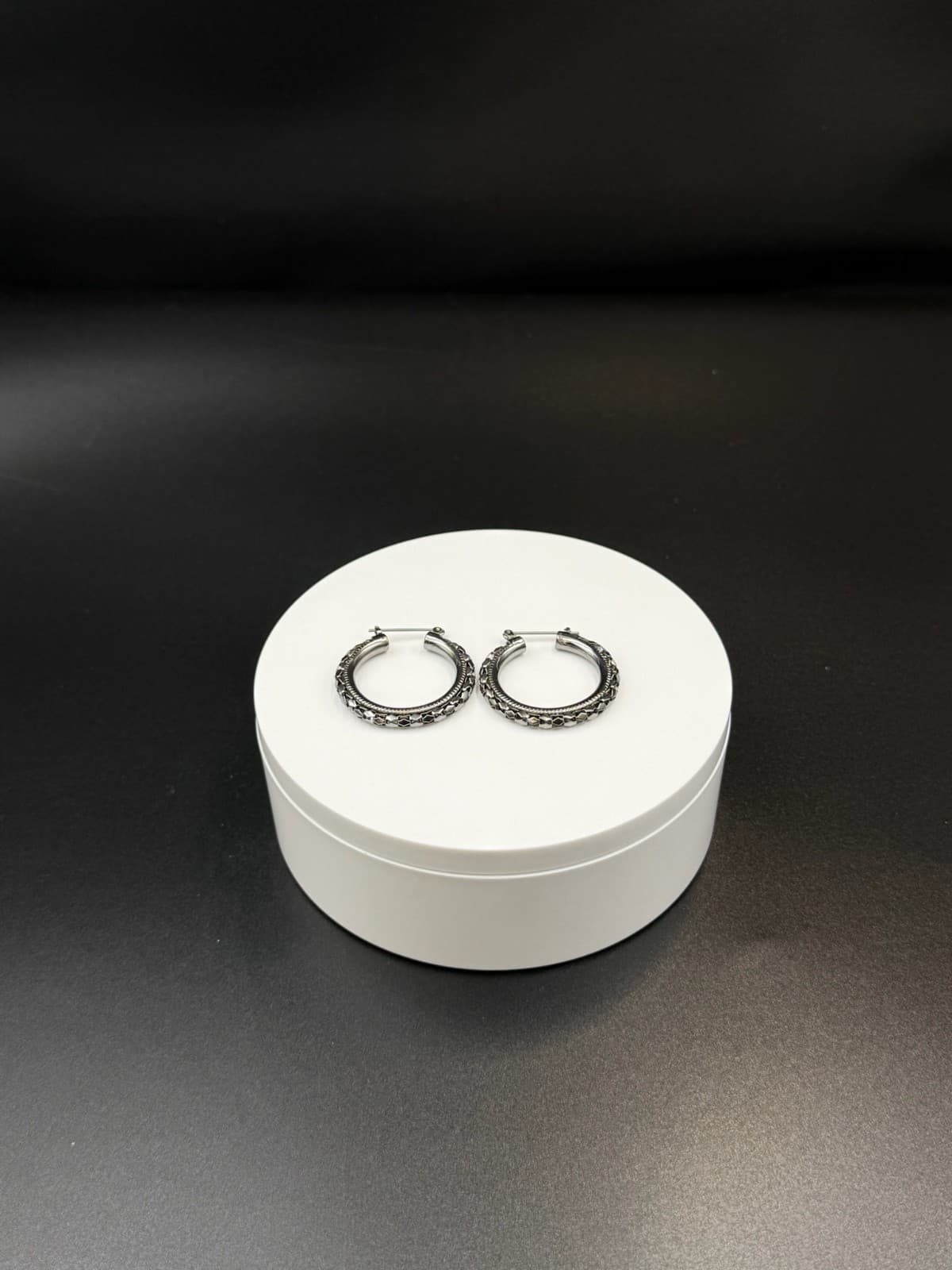 Vintage Etched Pattern Silver-Toned Fashion Collectible Huggie Hoop Earrings - Thumbnail 2