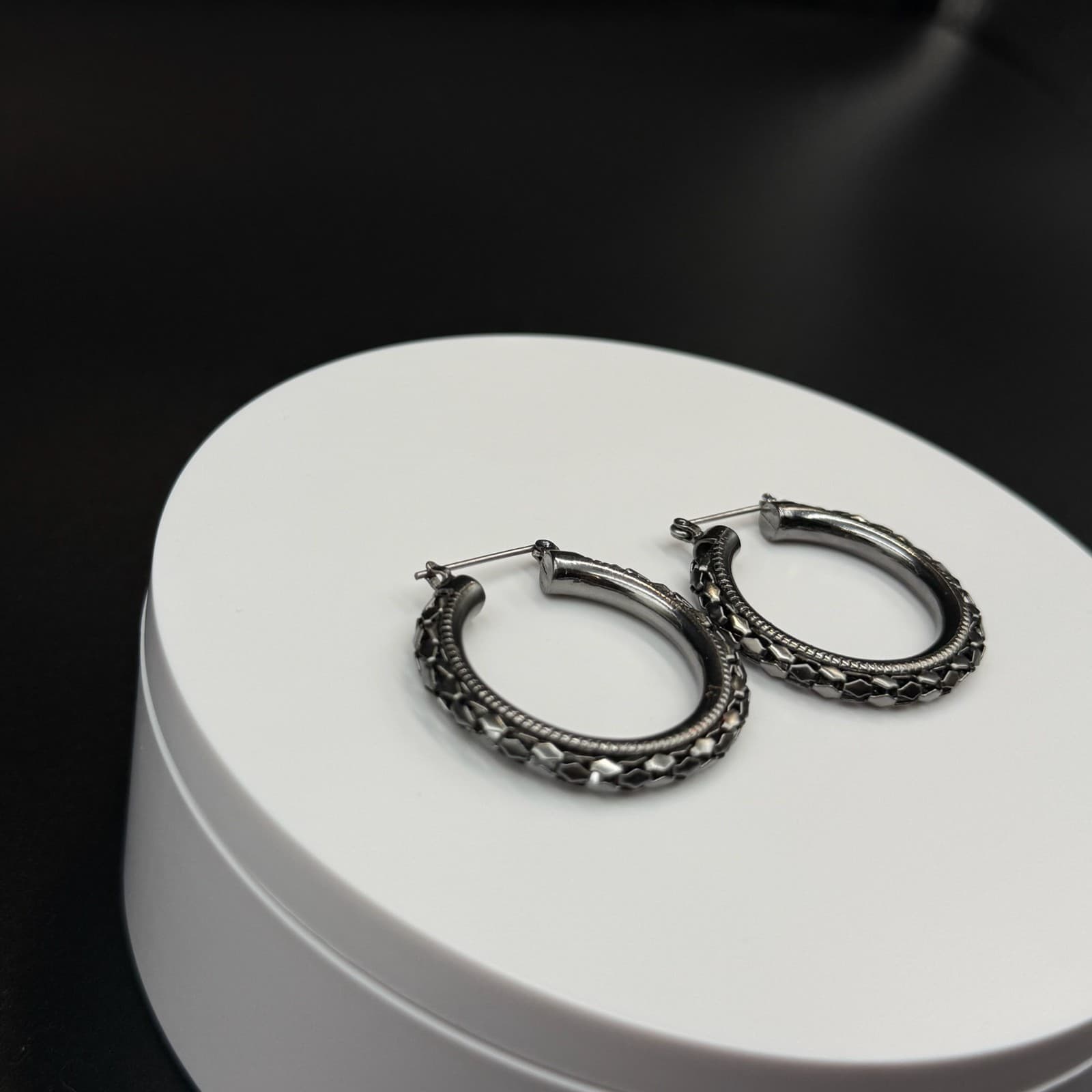 Vintage Etched Pattern Silver-Toned Fashion Collectible Huggie Hoop Earrings - Thumbnail 5