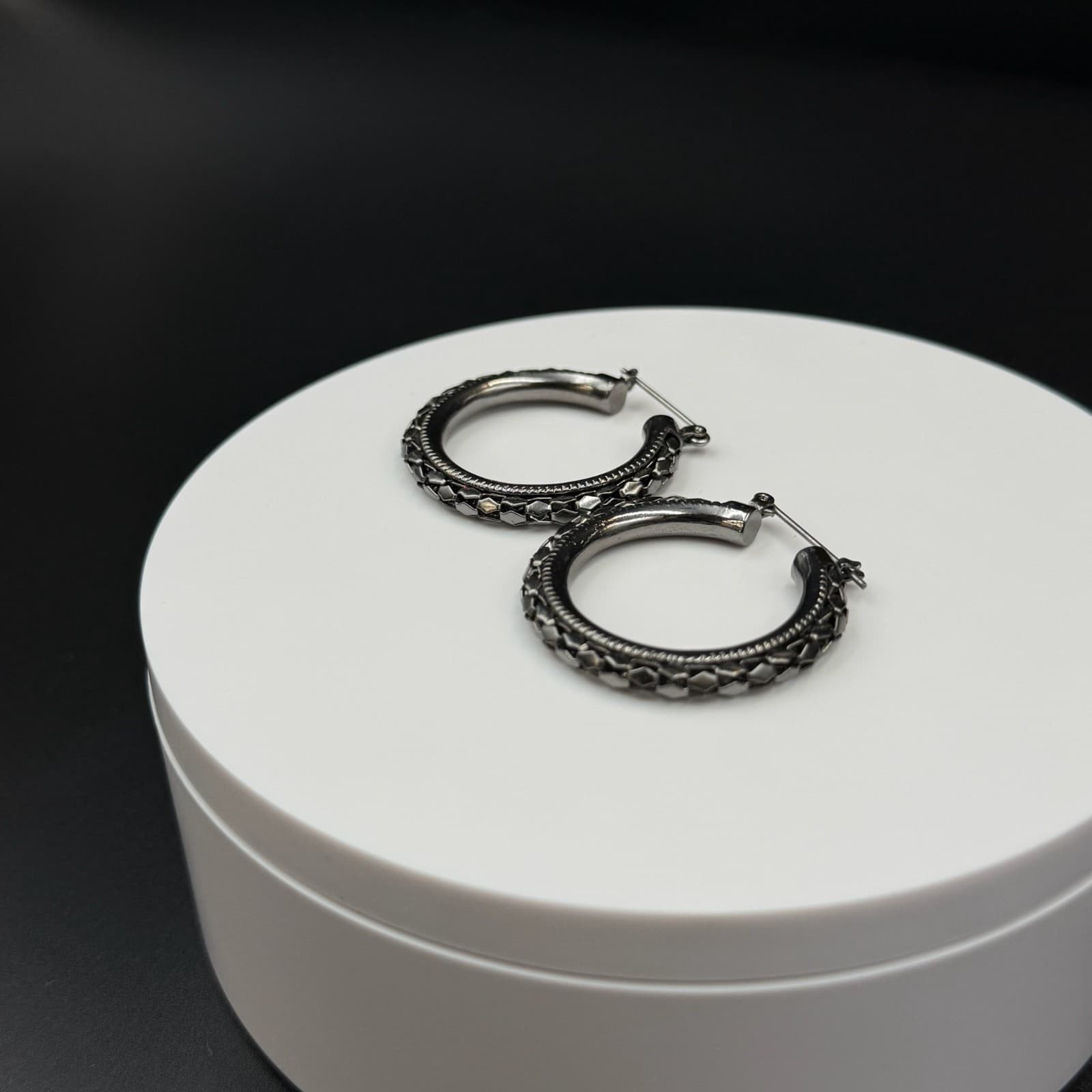 Vintage Etched Pattern Silver-Toned Fashion Collectible Huggie Hoop Earrings - Thumbnail 7