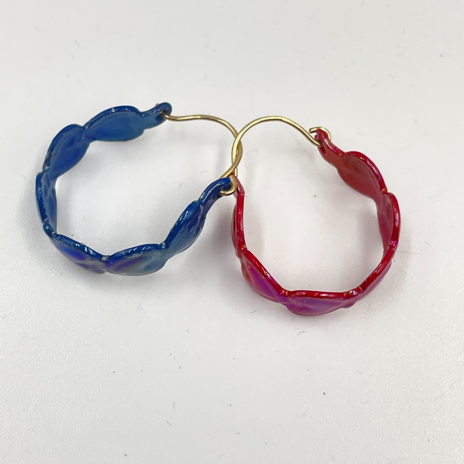 Vintage Y2K Gold-Tone Blue Red Iridescent Enamel Heart-Patterned Hoop Earrings - Image 1