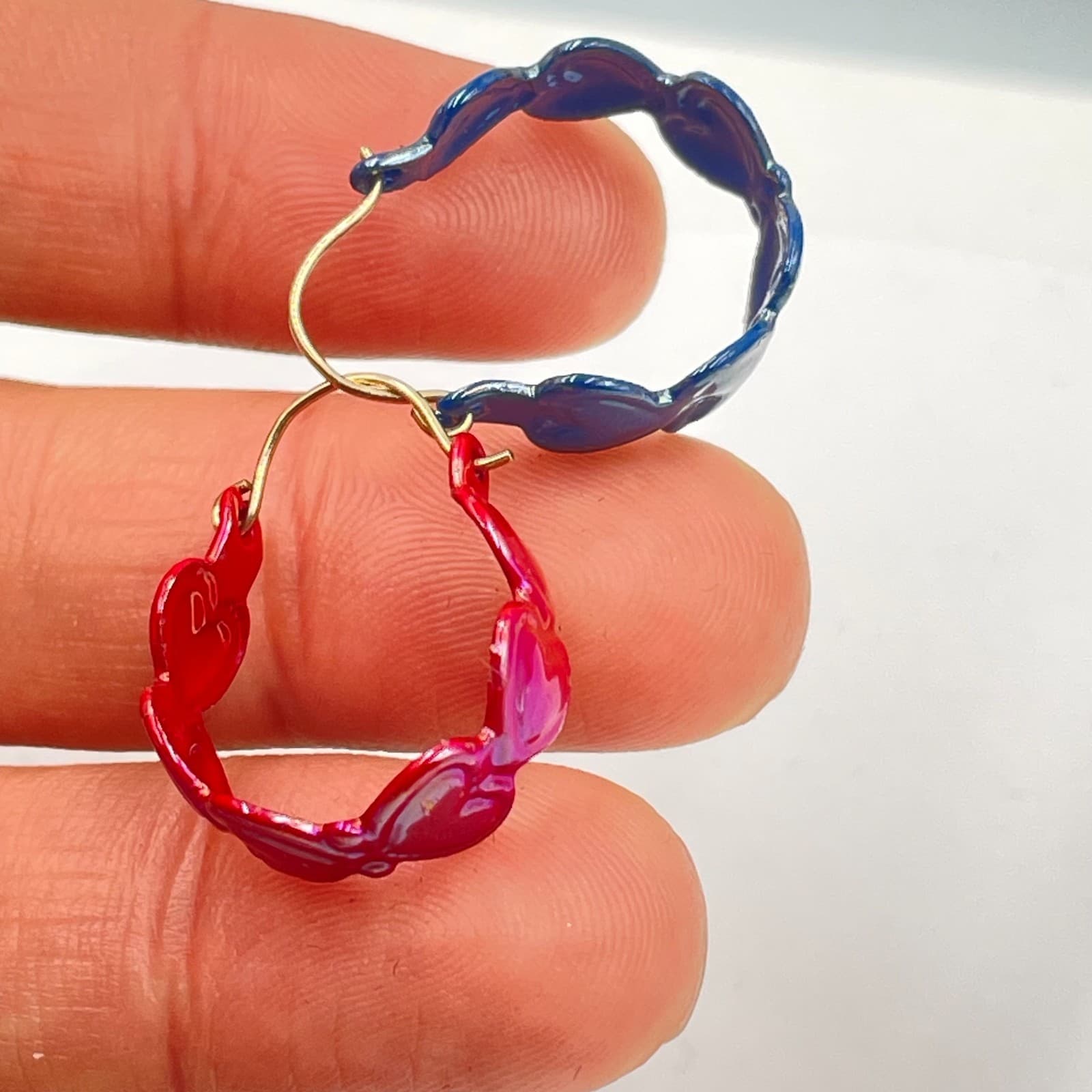 Vintage Y2K Gold-Tone Blue Red Iridescent Enamel Heart-Patterned Hoop Earrings - Thumbnail 6