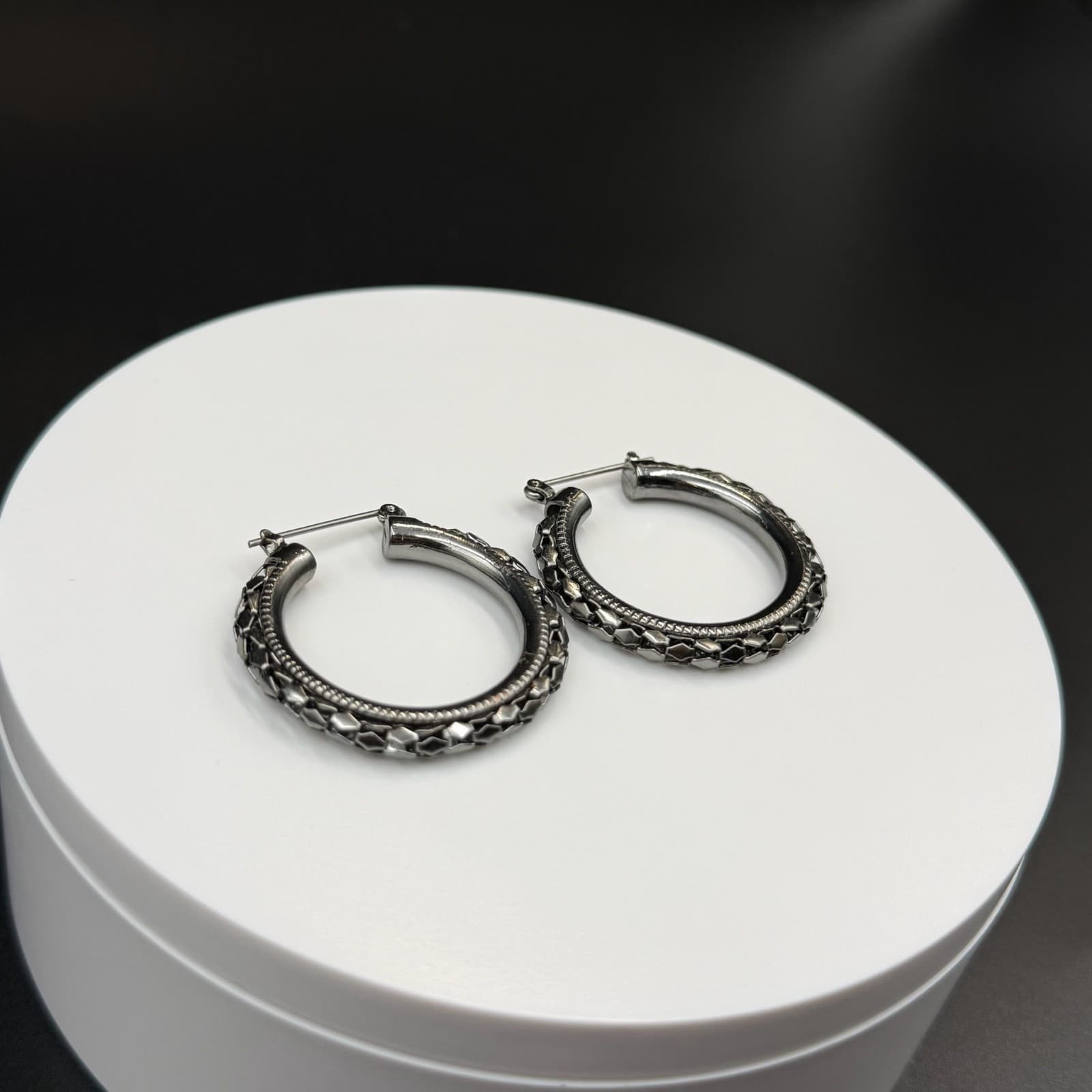 Vintage Etched Pattern Silver-Toned Fashion Collectible Huggie Hoop Earrings - Thumbnail 4