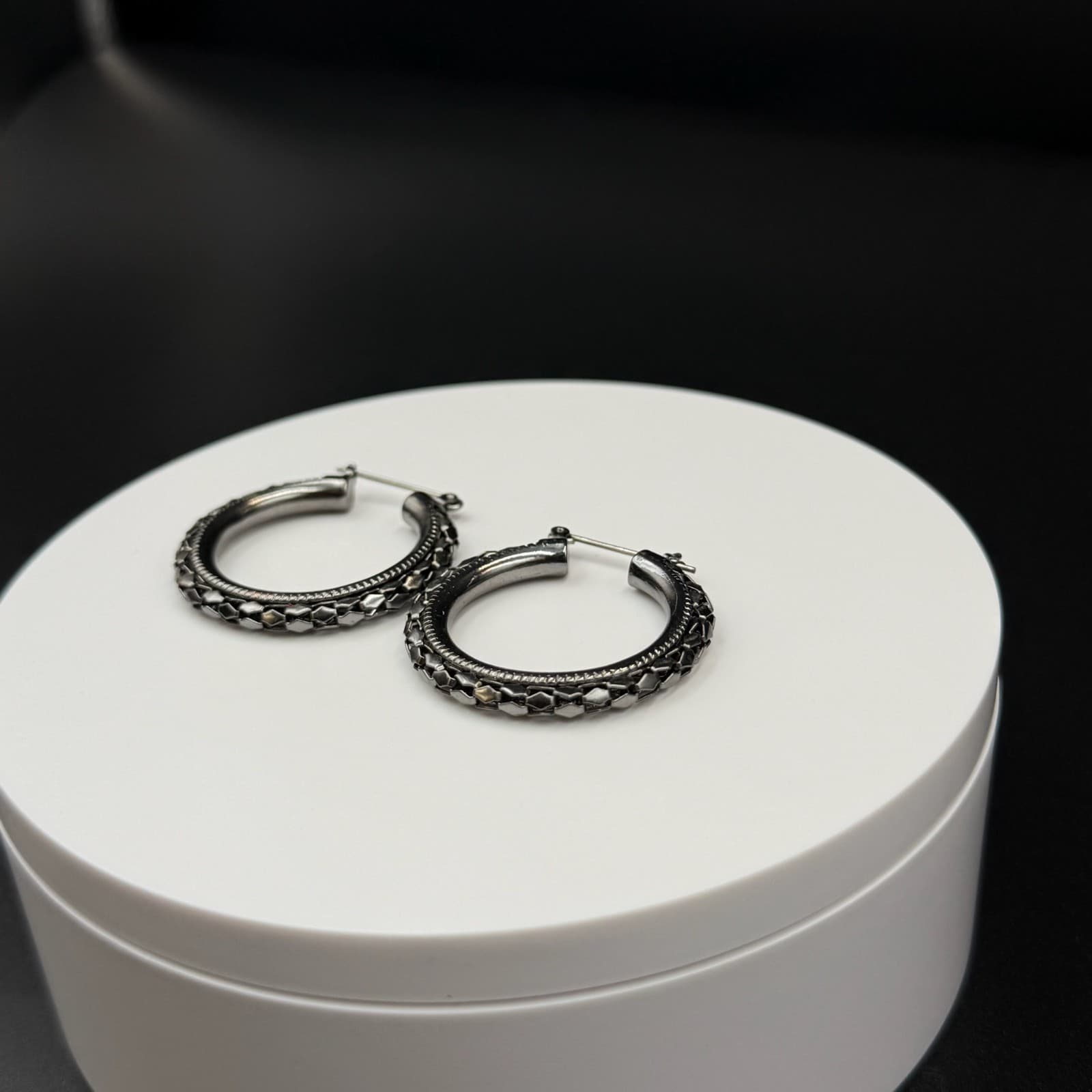 Vintage Etched Pattern Silver-Toned Fashion Collectible Huggie Hoop Earrings - Thumbnail 3