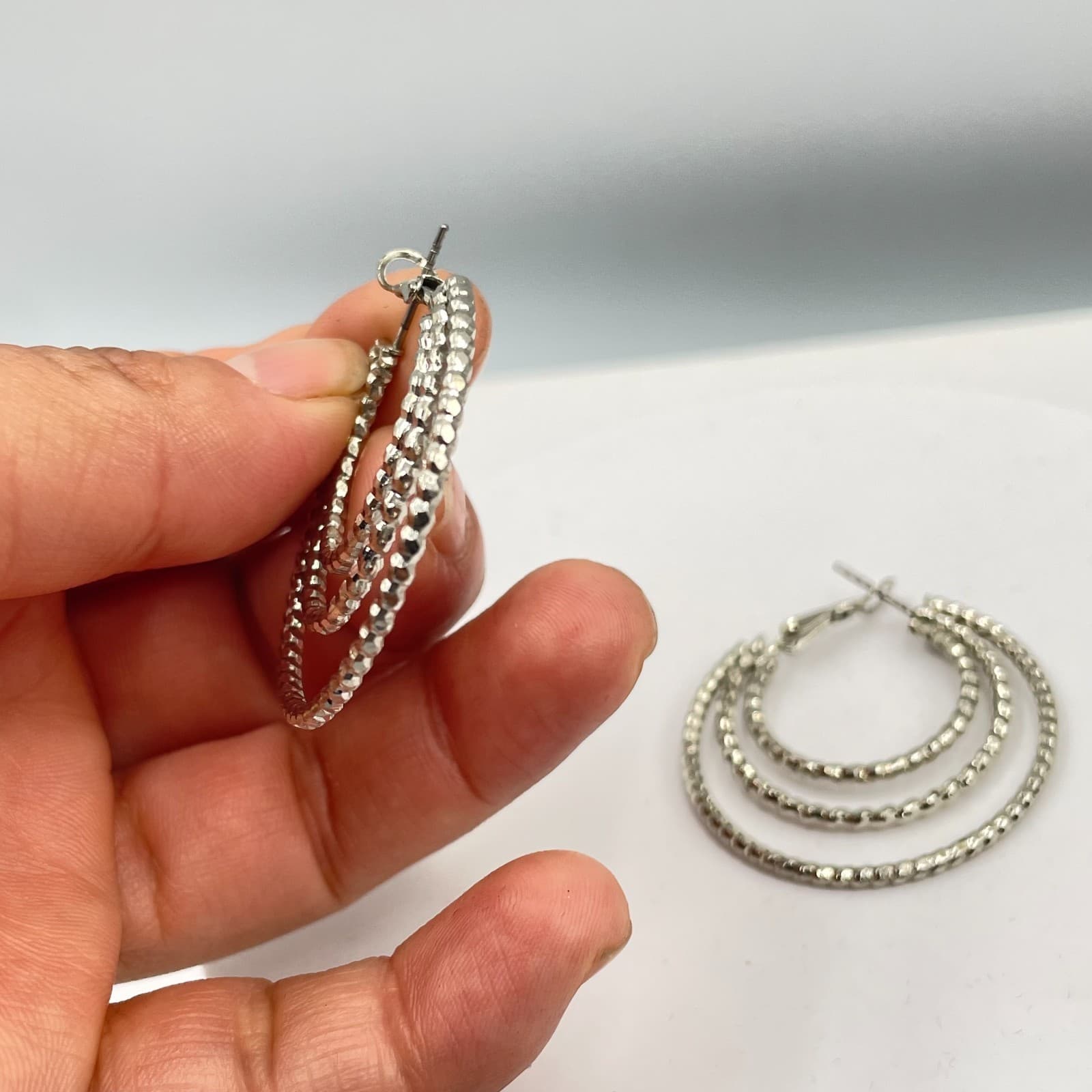 Vintage Silver-Tone Retro Hammered Metal Triple-Tiered Hoop Hinged Clasp Earring - Thumbnail 5