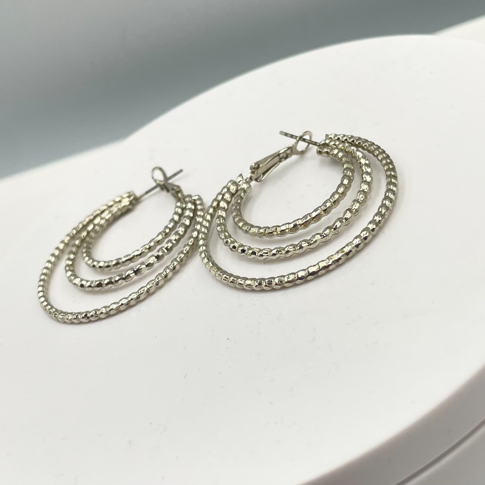 Vintage Silver-Tone Retro Hammered Metal Triple-Tiered Hoop Hinged Clasp Earring - Thumbnail 3