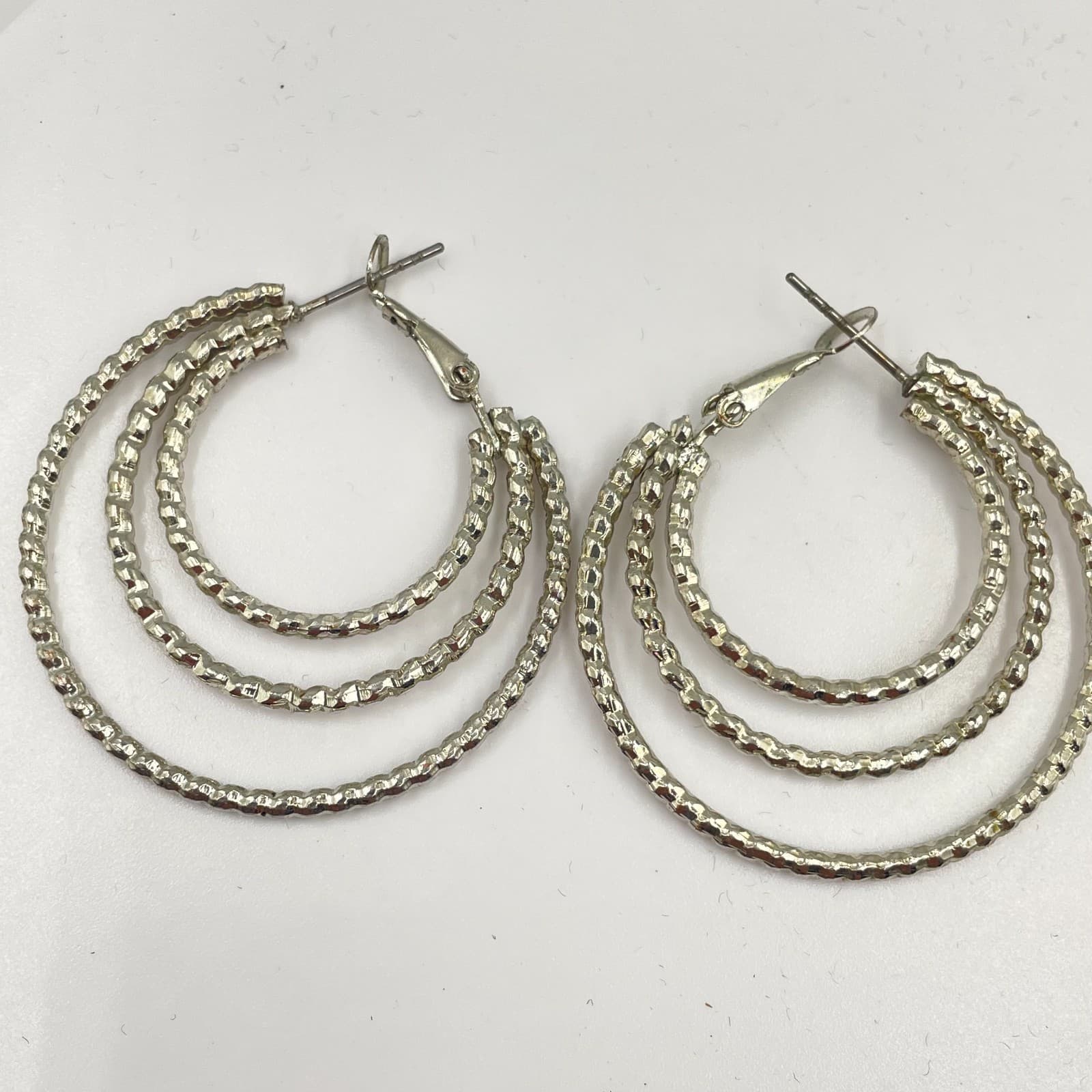 Vintage Silver-Tone Retro Hammered Metal Triple-Tiered Hoop Hinged Clasp Earring - Thumbnail 2