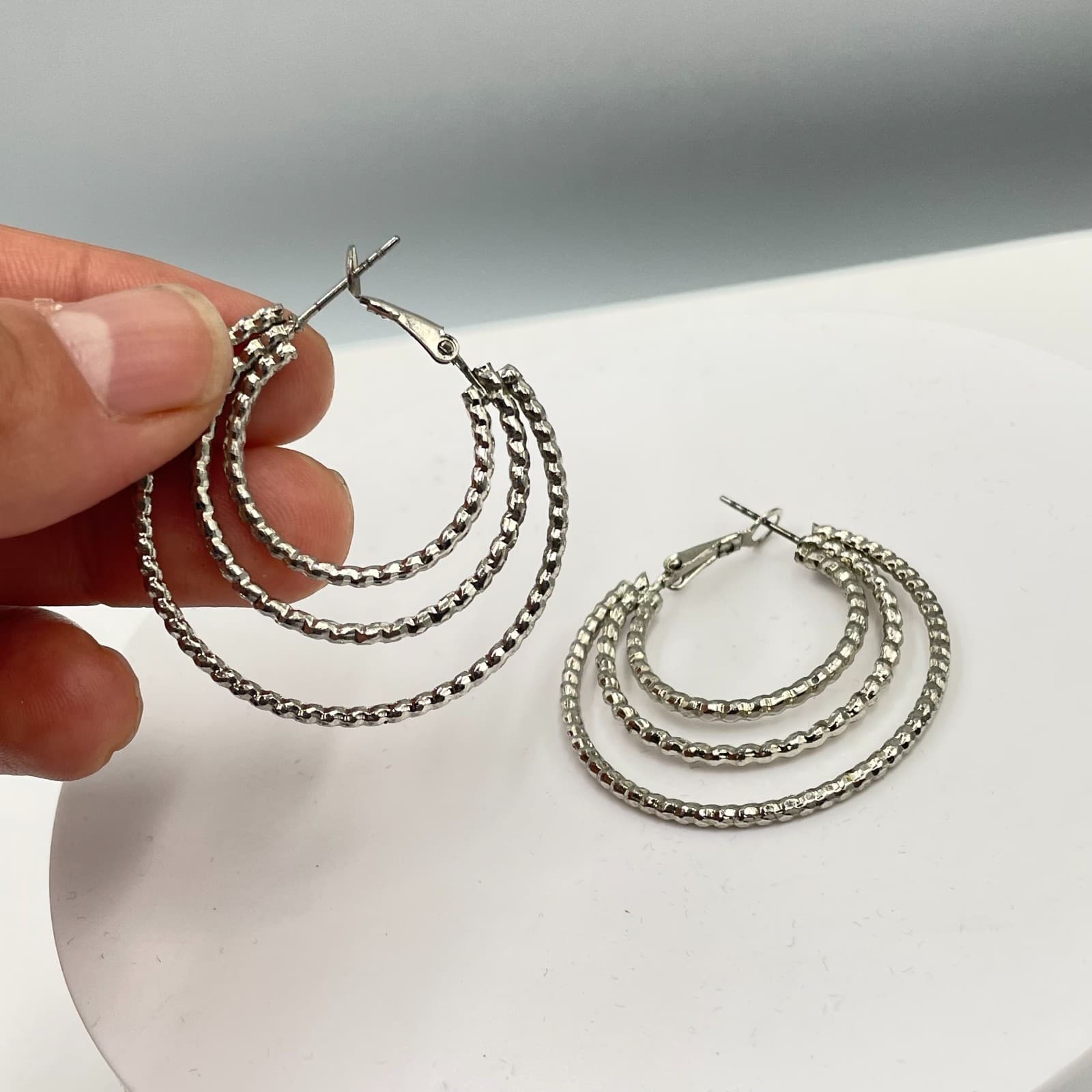 Vintage Silver-Tone Retro Hammered Metal Triple-Tiered Hoop Hinged Clasp Earring - Thumbnail 4