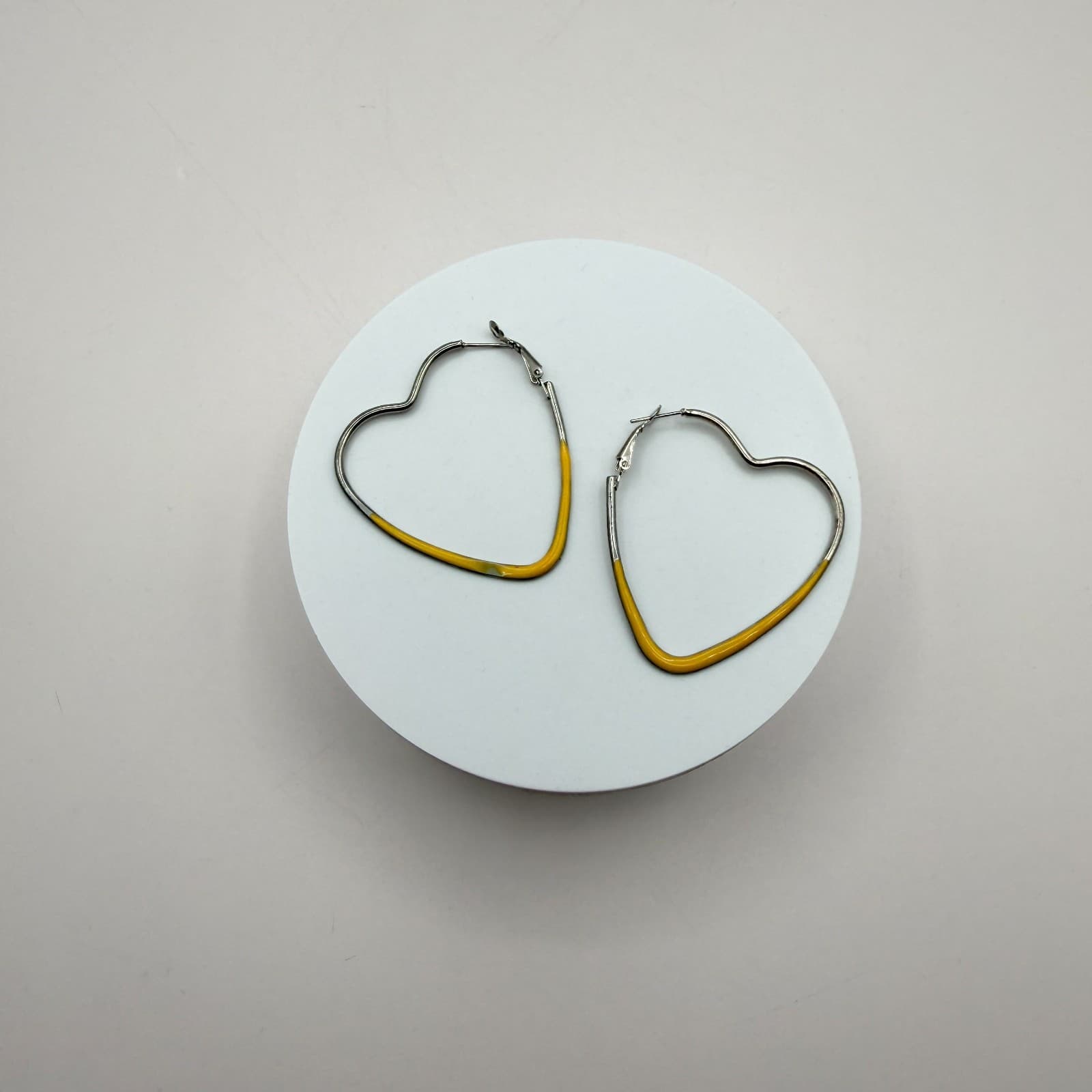 Vintage 90s Silver Tone Black Yellow Enamel Heart Hoop Earrings Women's Jewelry - Thumbnail 7