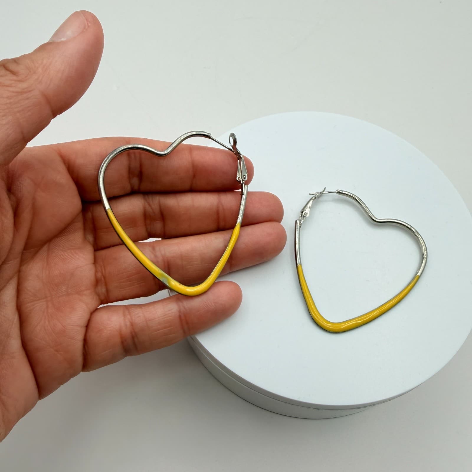 Vintage 90s Silver Tone Black Yellow Enamel Heart Hoop Earrings Women's Jewelry - Thumbnail 8